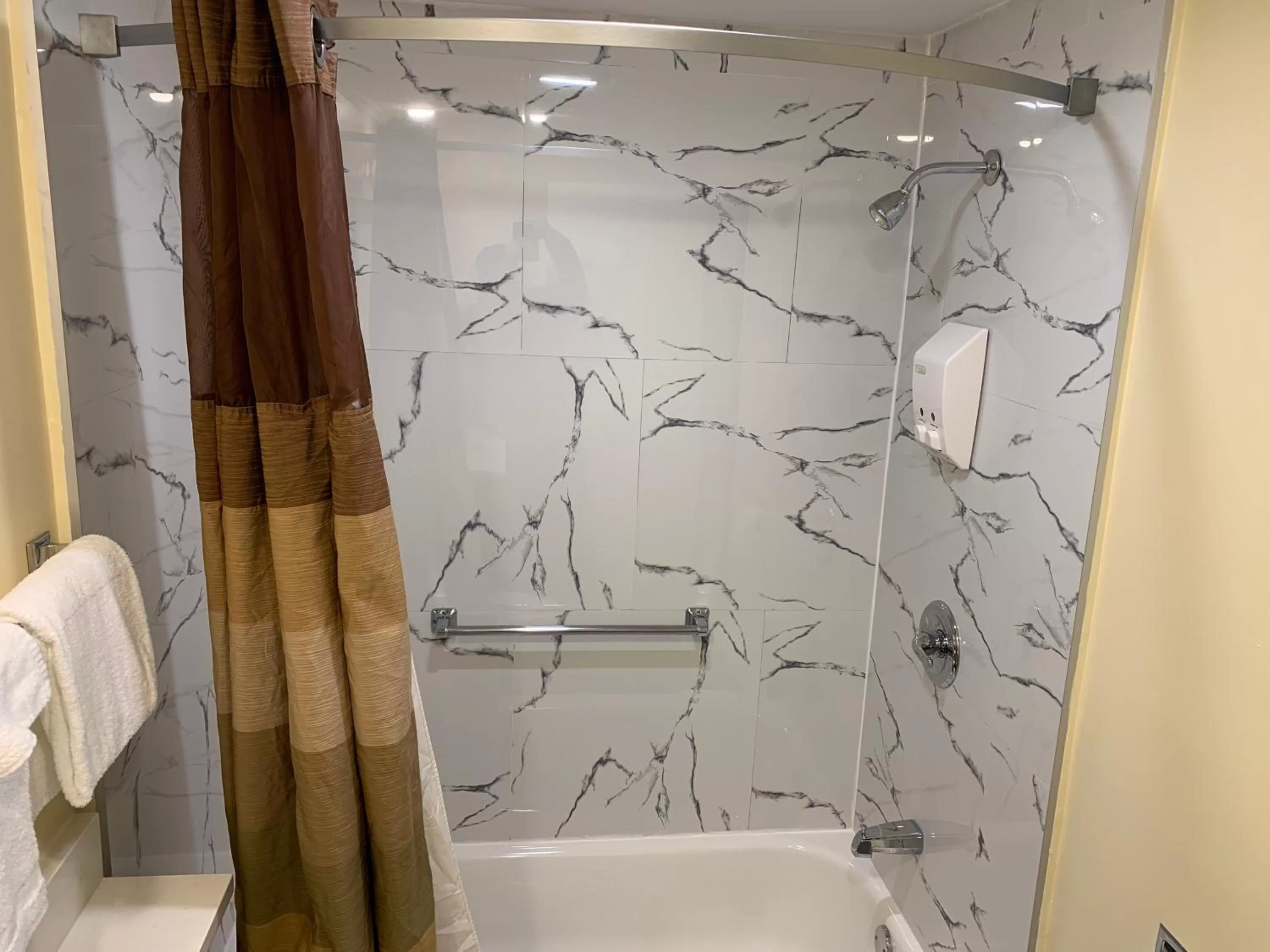 Bathroom in Four Winds Country Motel