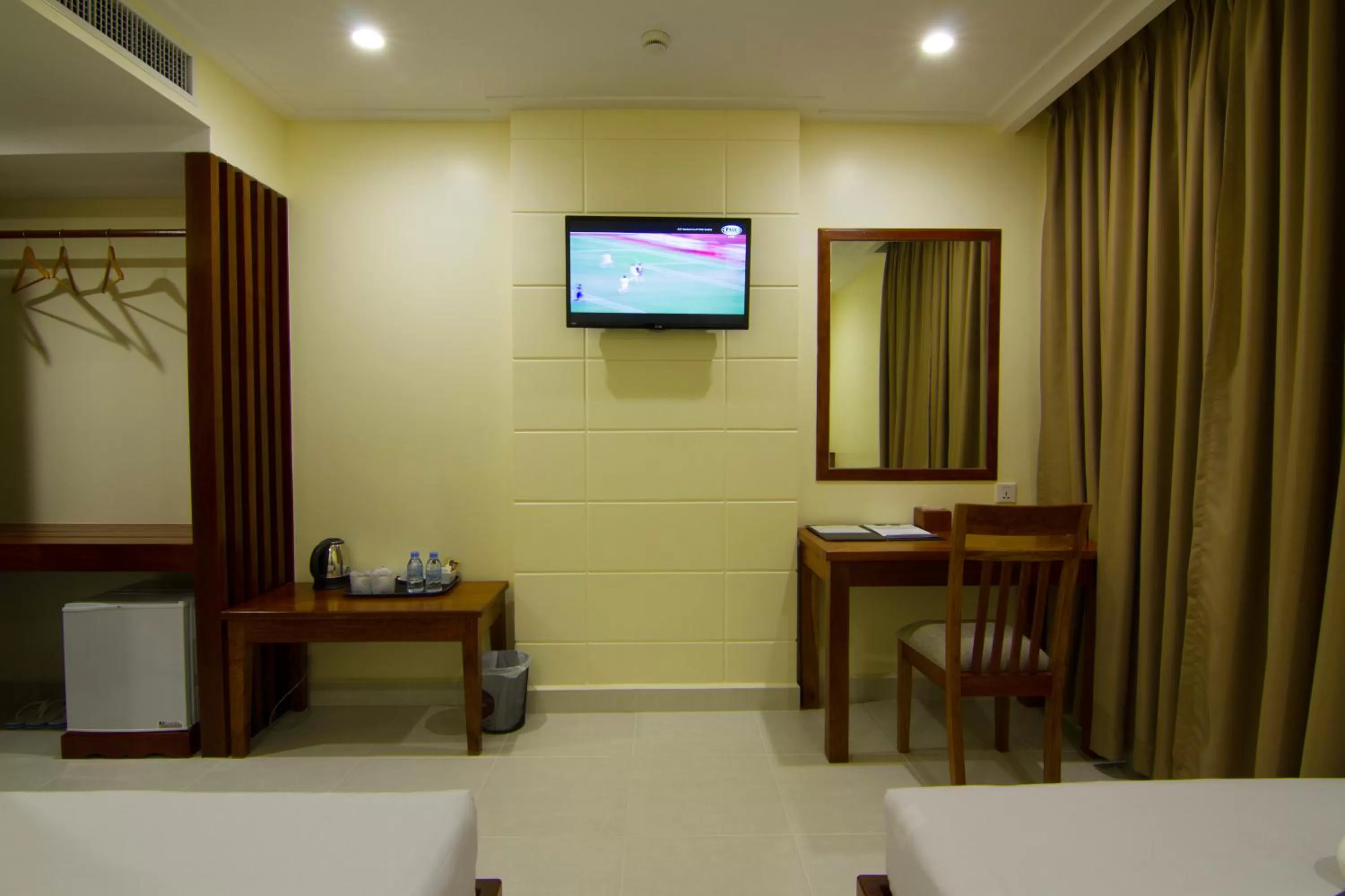 TV and multimedia in Rose Emerald Hotel