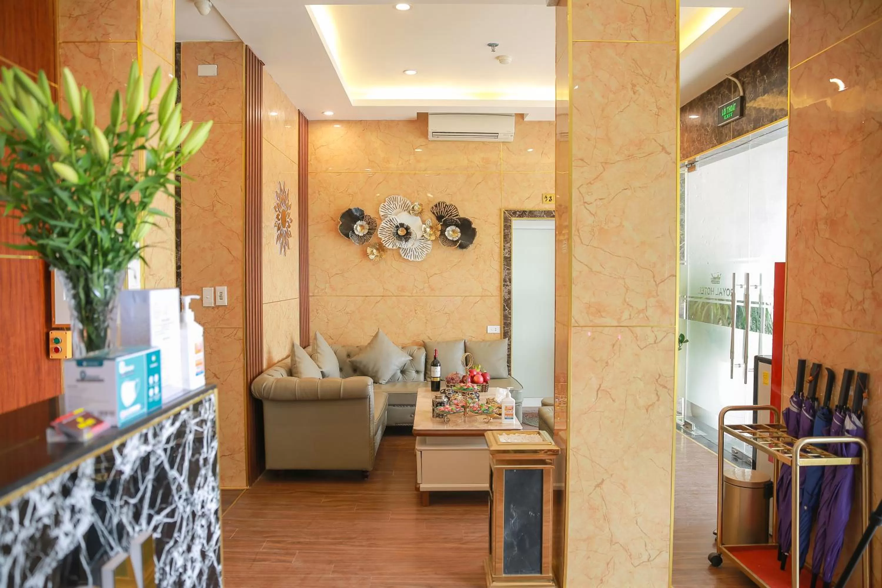 Communal lounge/ TV room, Lobby/Reception in Royal Hotel