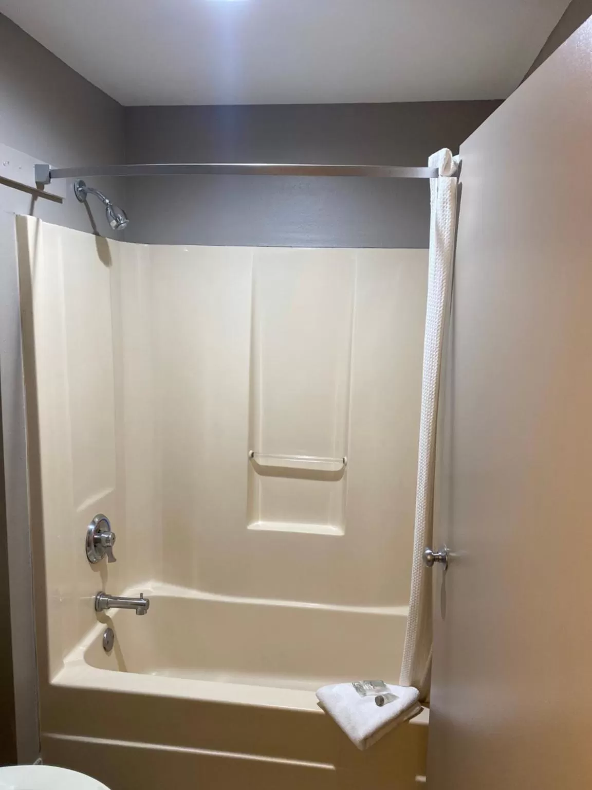 Bathroom in Red Roof Inn Savannah North I-95 - Port Wentworth