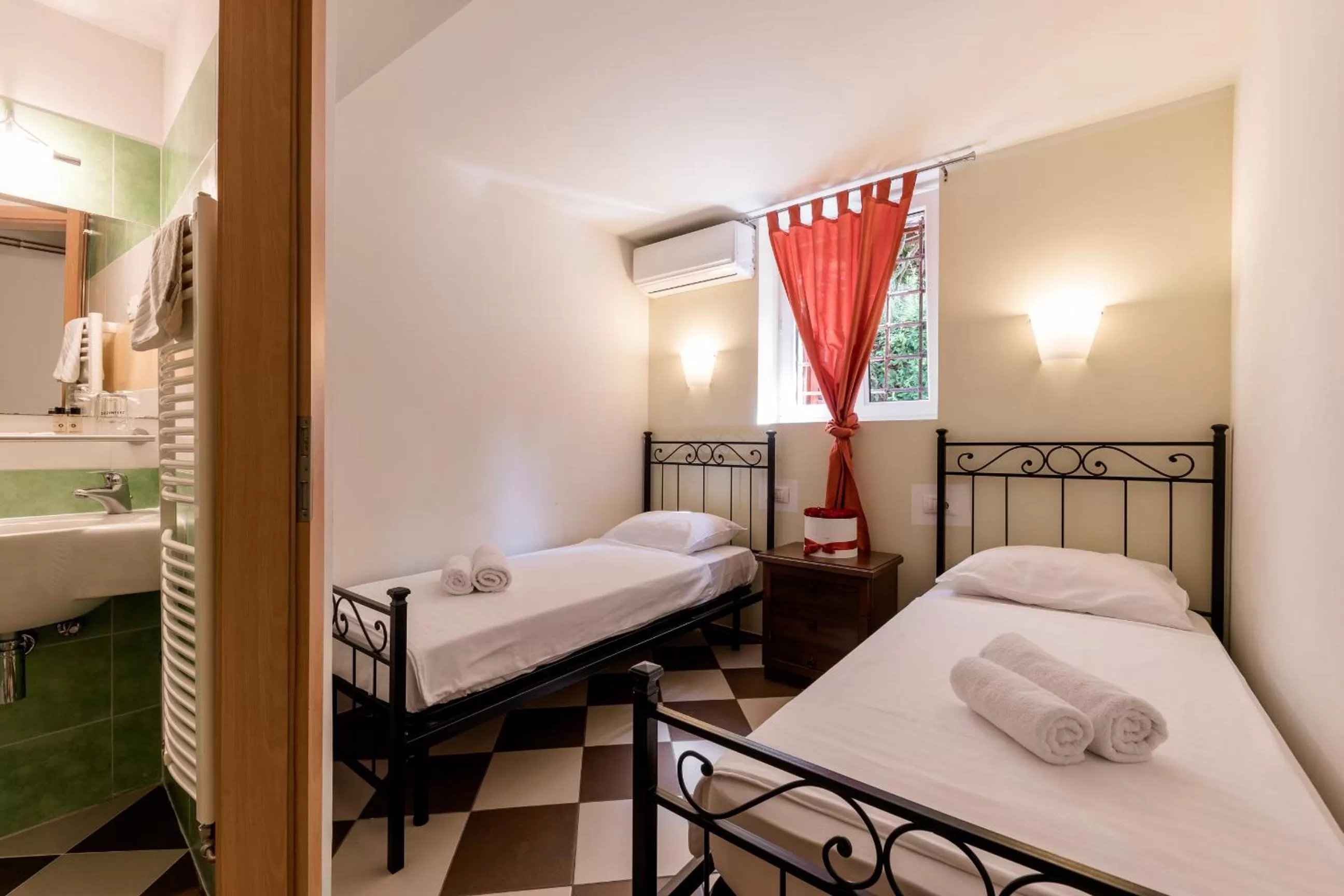 Photo of the whole room, Bed in Miracolo di Mare Retro