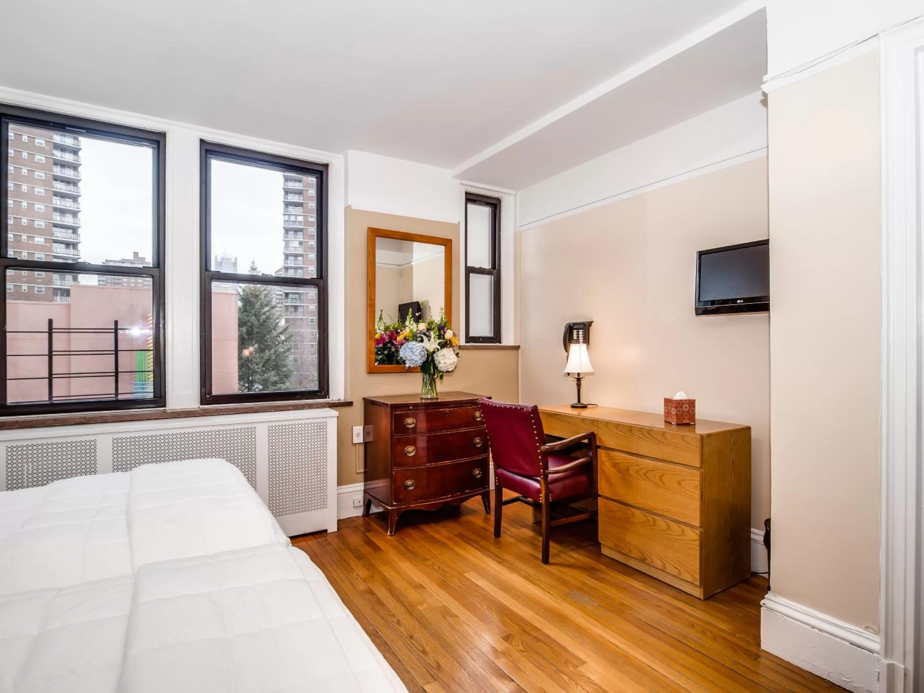 Bedroom, Bed in Leo House