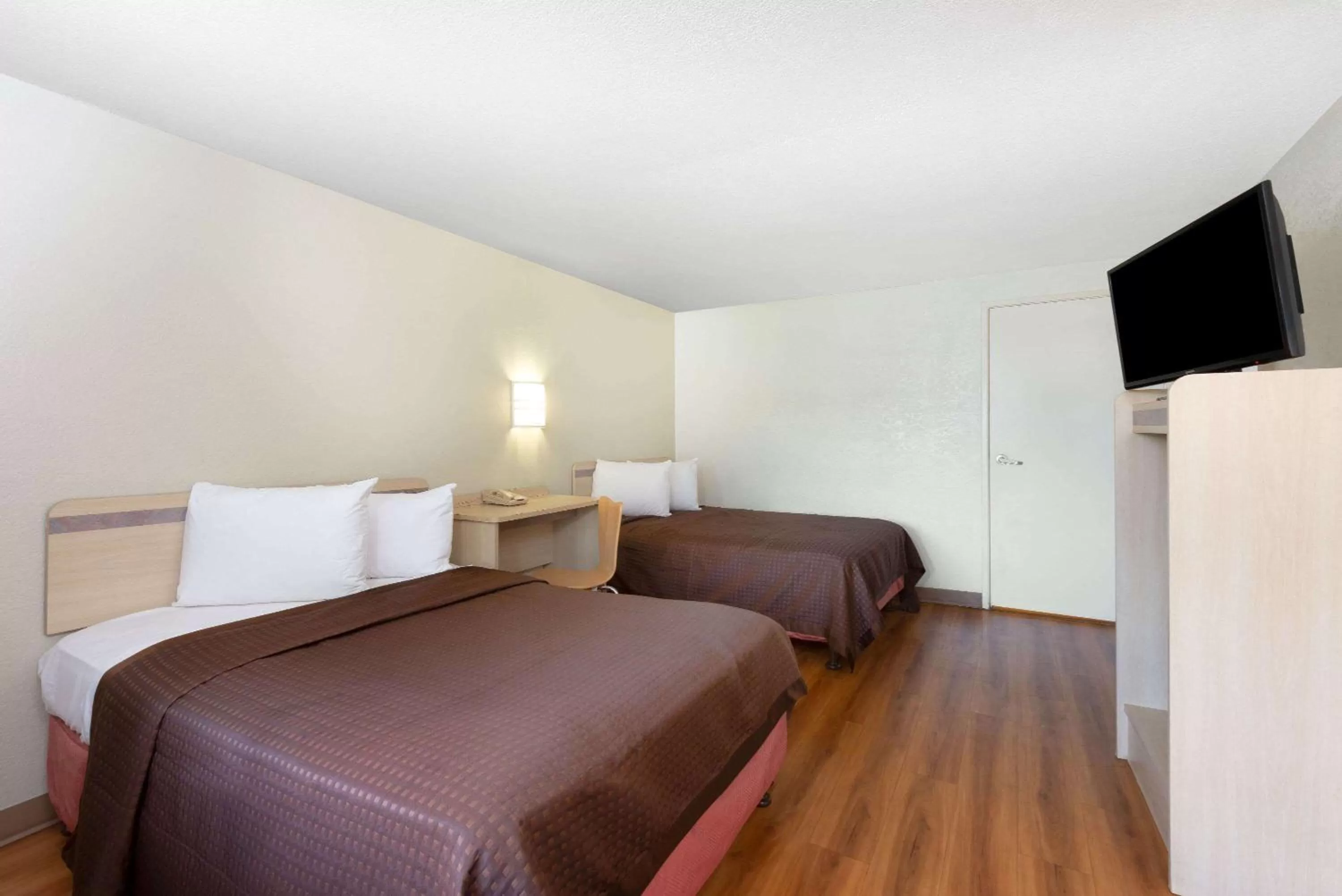 Photo of the whole room, Bed in Travelodge by Wyndham Essington / Philadelphia Airport
