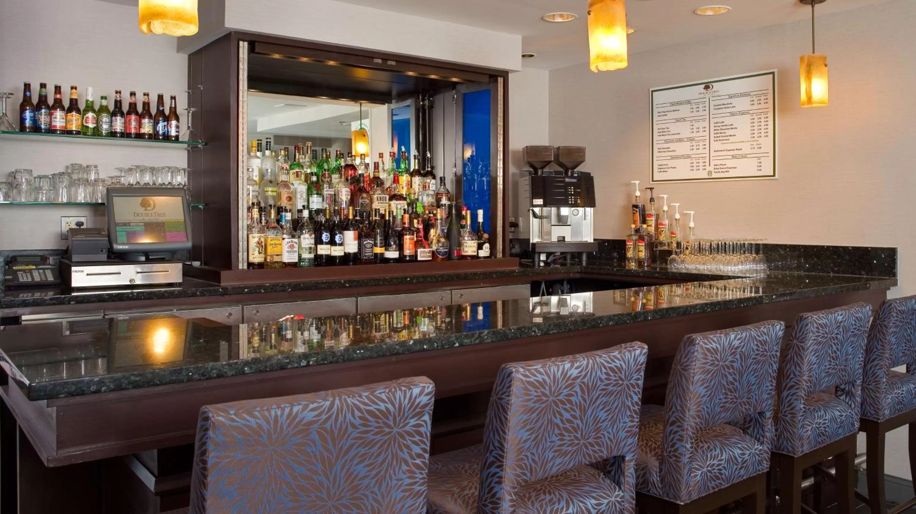 Lounge or bar in DoubleTree by Hilton Chicago Schaumburg