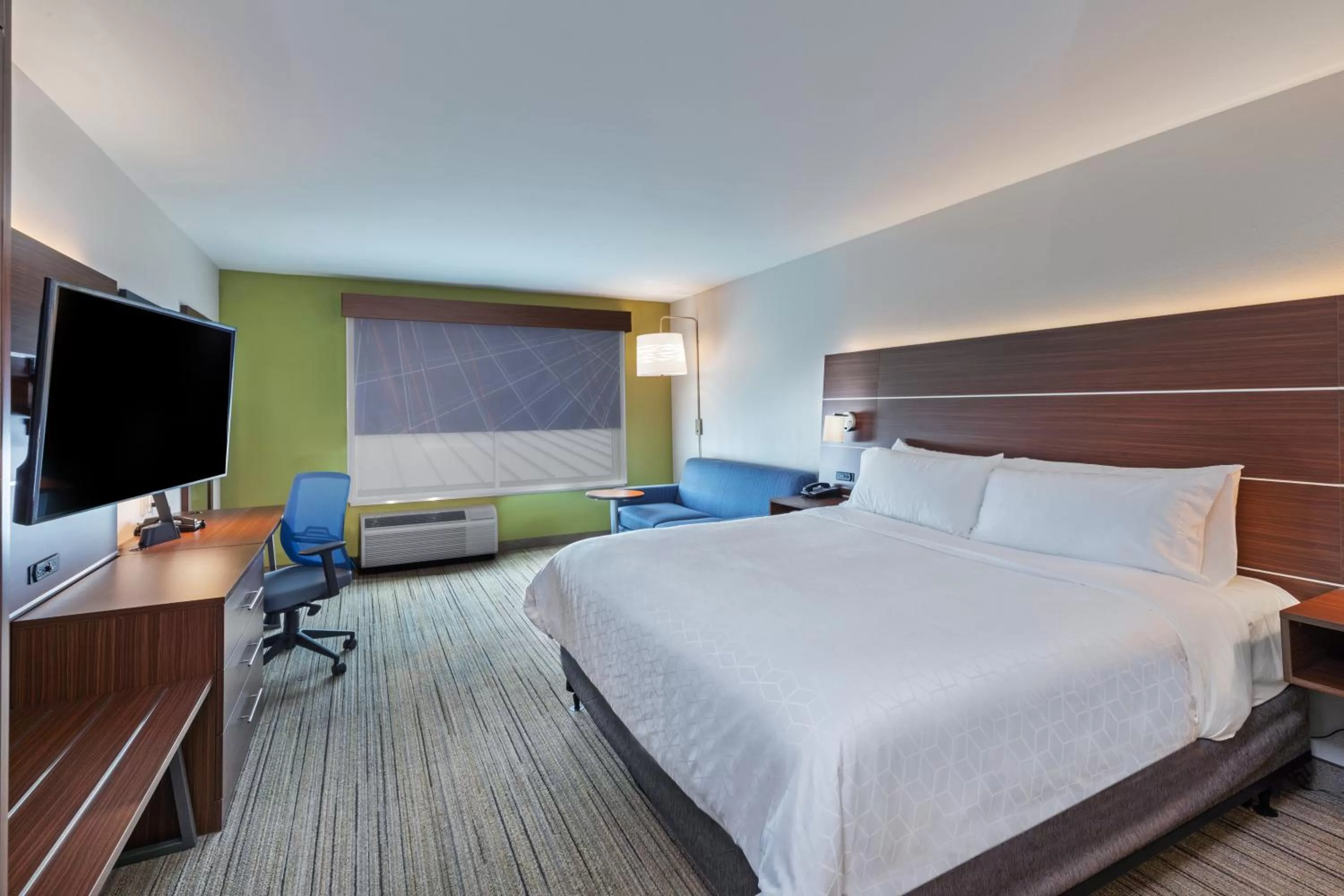 Bed in Holiday Inn Express & Suites - Parsons by IHG