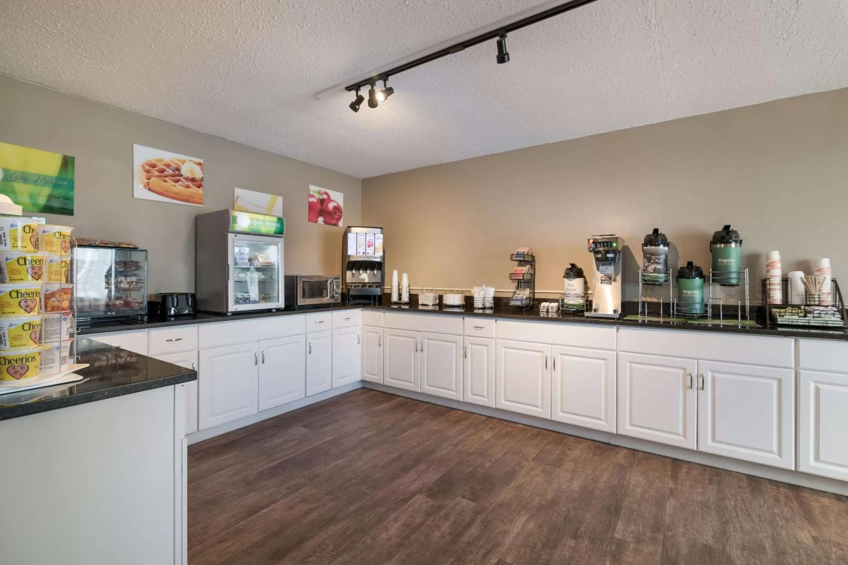 Breakfast in Quality Inn & Suites Auburn I-95