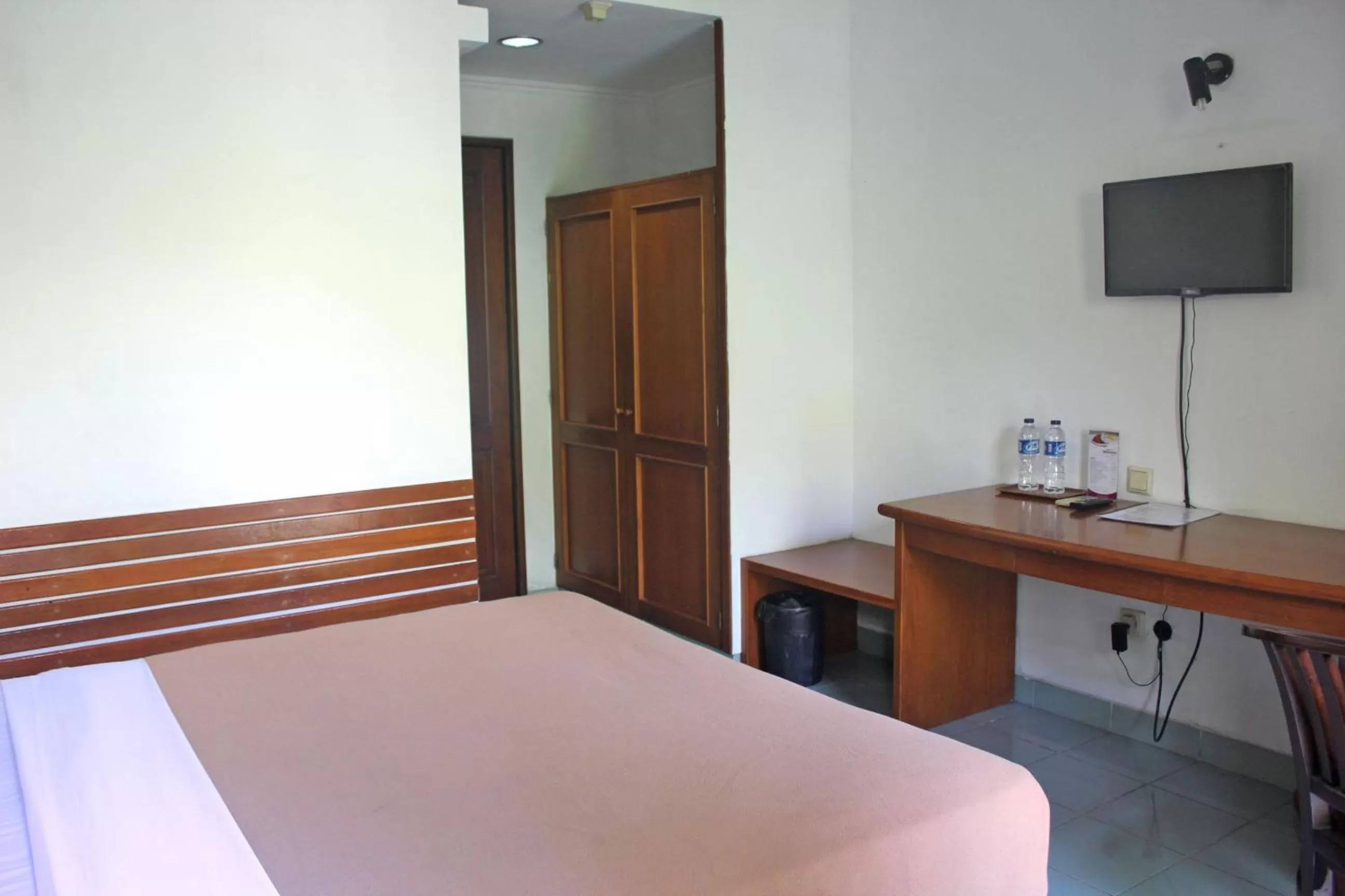 Bedroom, Bed in Hotel Winotosastro Garden