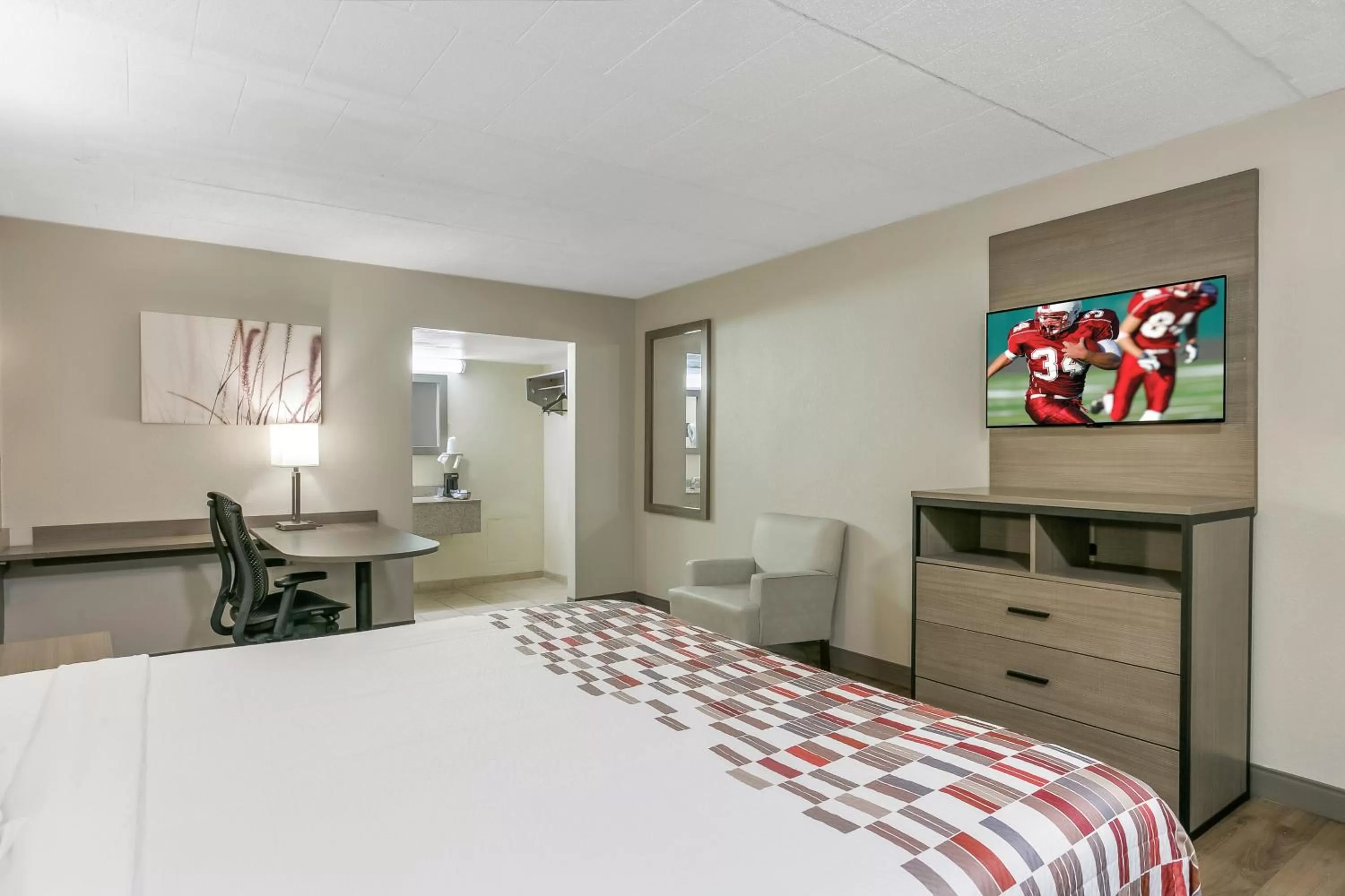 Bedroom, Bed in Red Roof Inn Baltimore