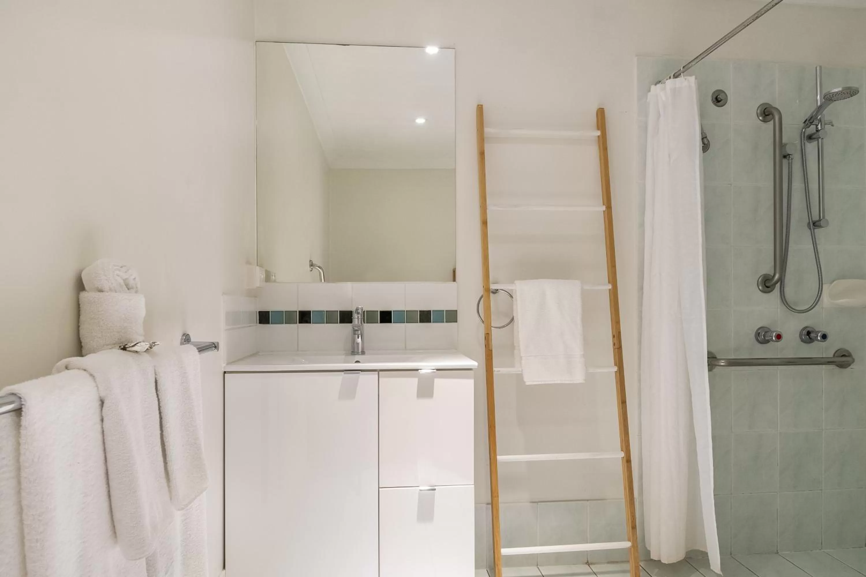 Shower in Byron Central Apartments