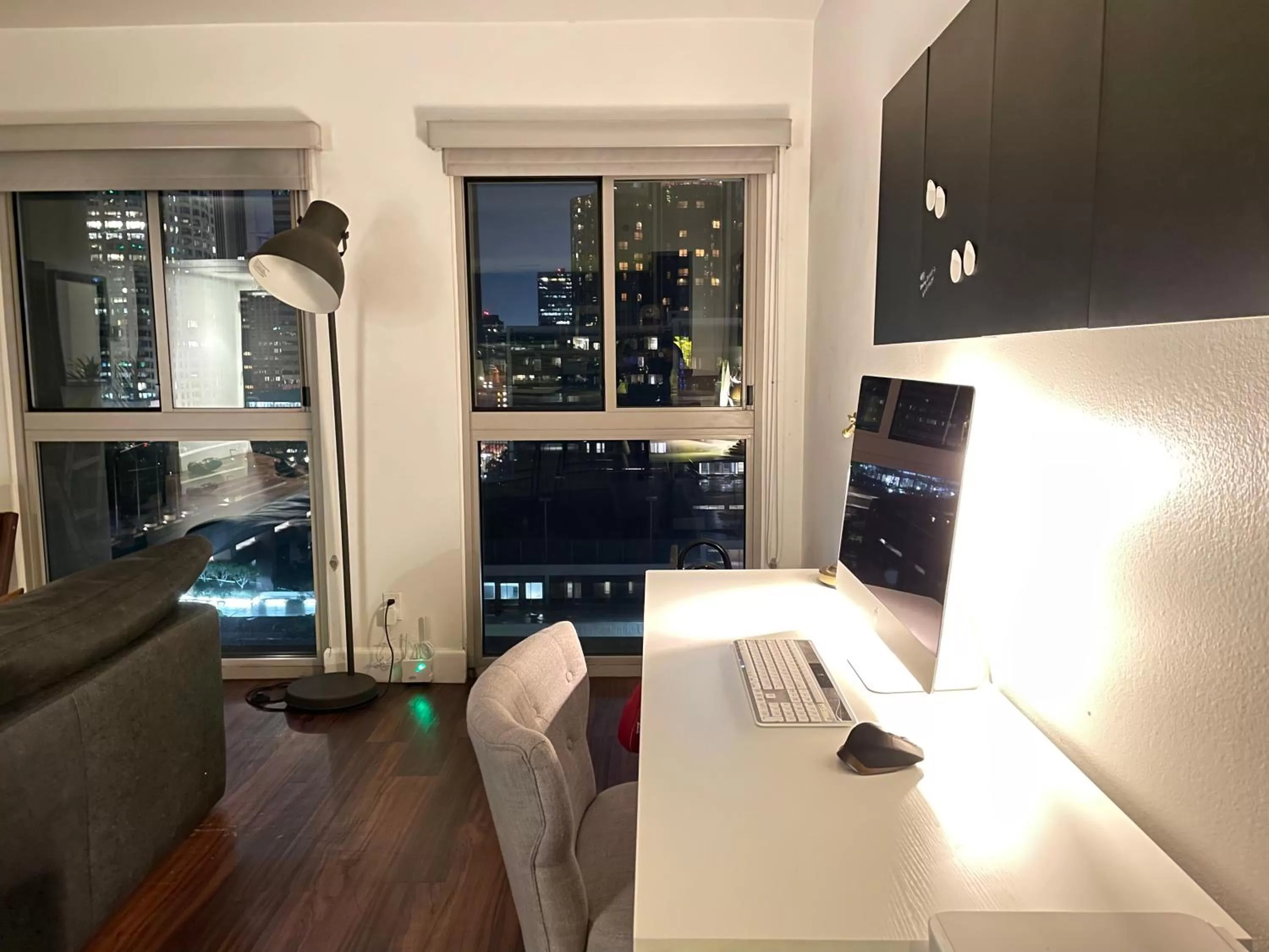 TV and multimedia in Amazing DTLA View 1bd Full Kitchen Free Private Parking.
