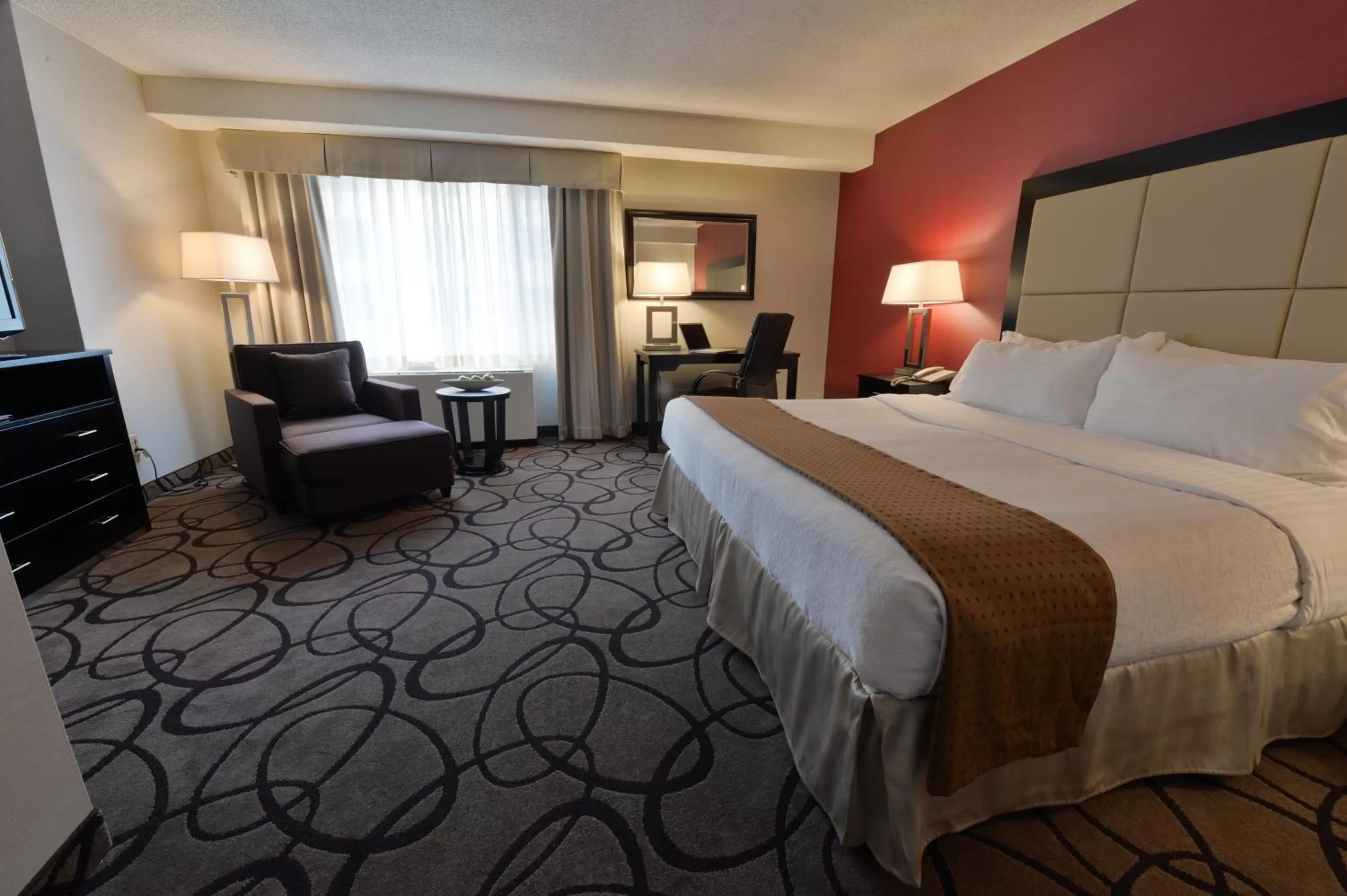 Photo of the whole room, Bed in Holiday Inn Montreal Centre Ville Downtown by IHG
