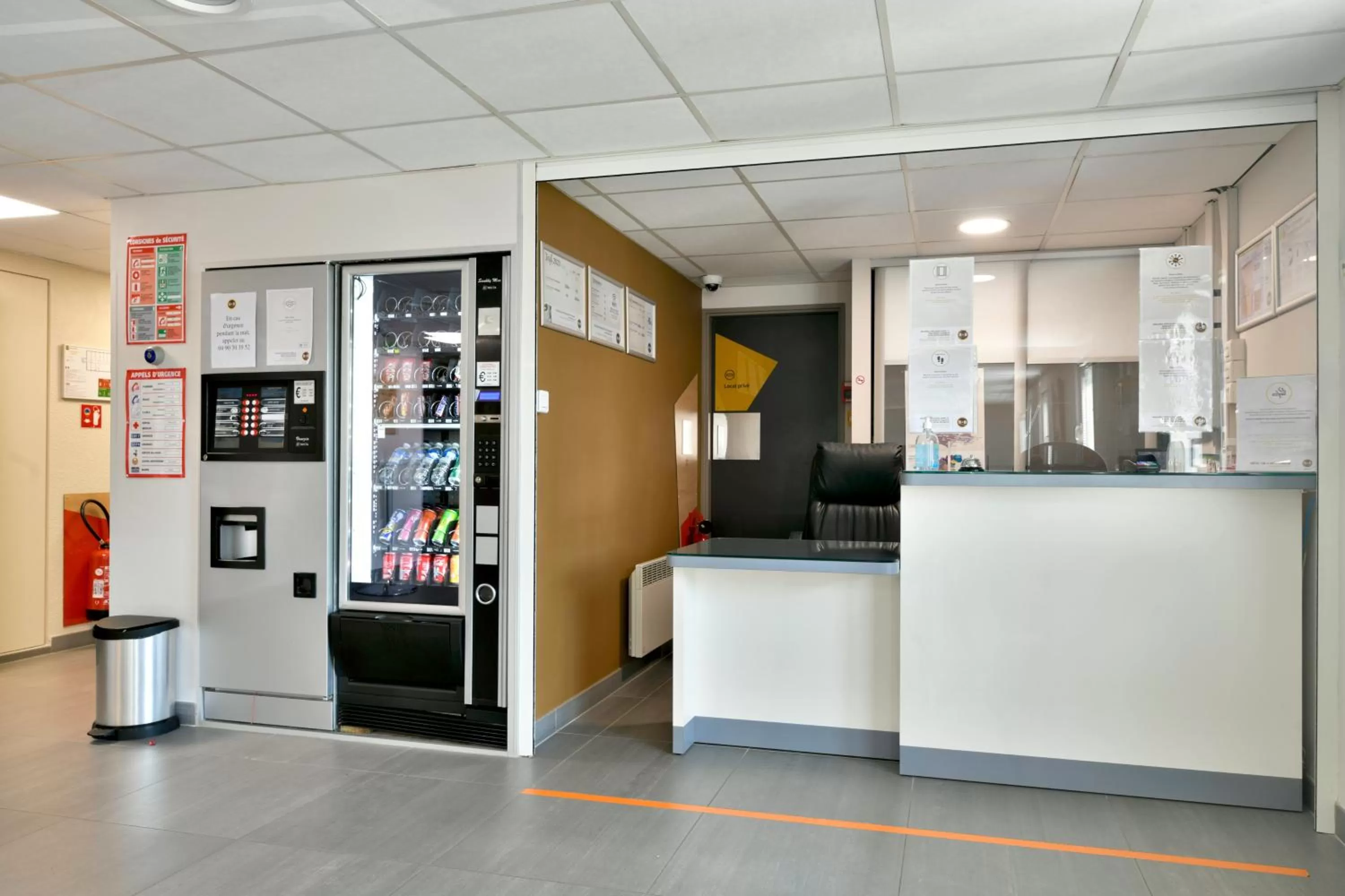 Lobby or reception in B&B HOTEL Bollène