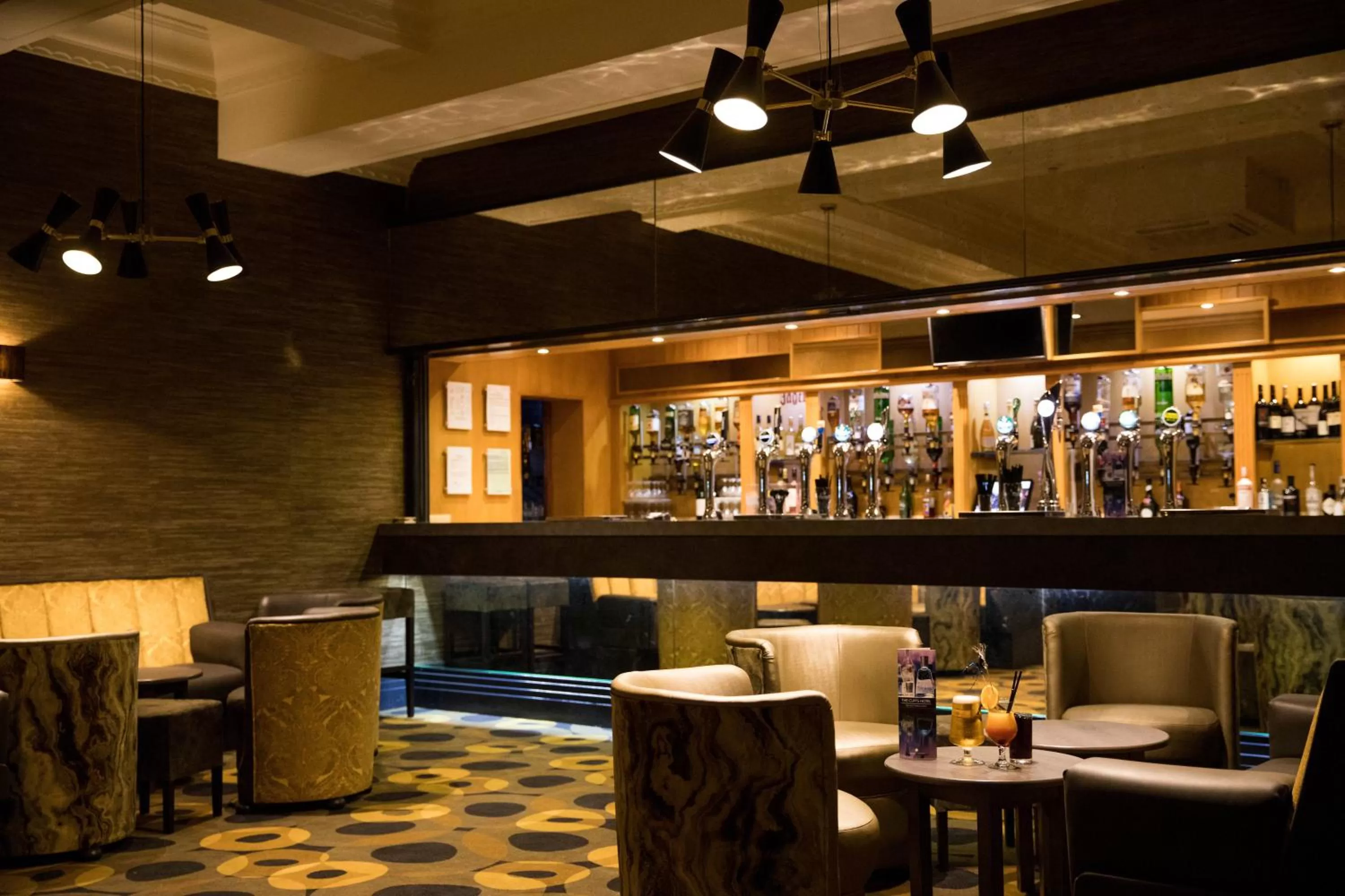 Lounge or bar in Cliffs Hotel