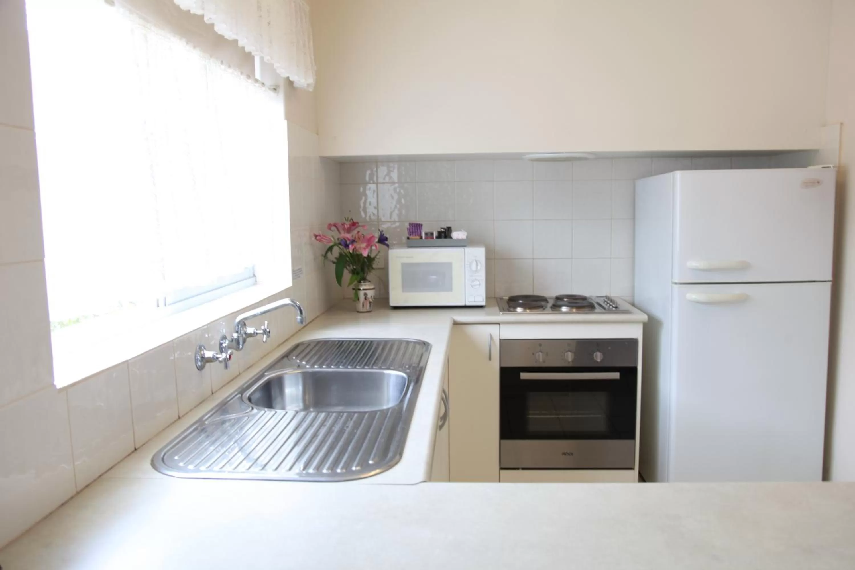 Kitchen or kitchenette in Carnegie Motor Inn