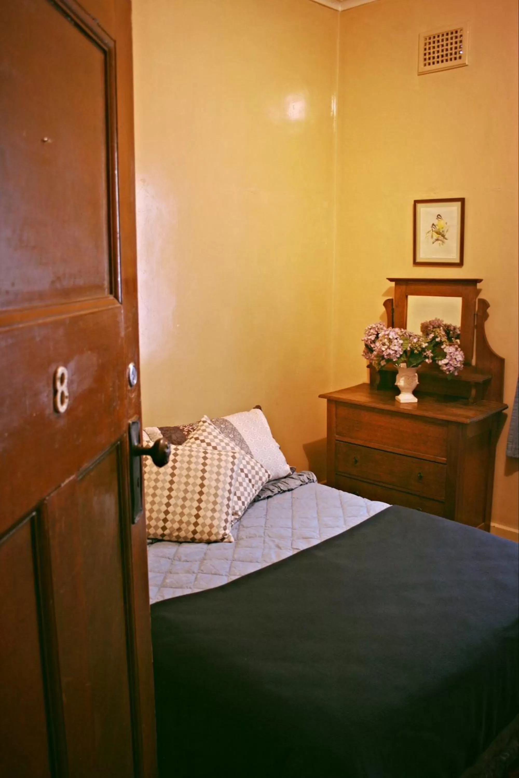 Bedroom in Southern Railway Hotel Goulburn