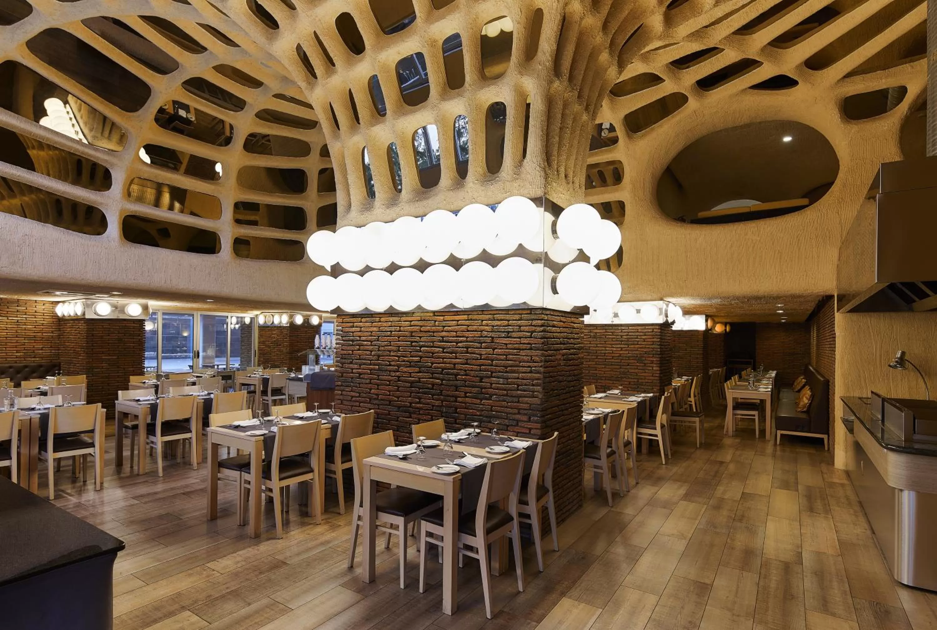 Restaurant/places to eat in Alcazar Hotel & SPA