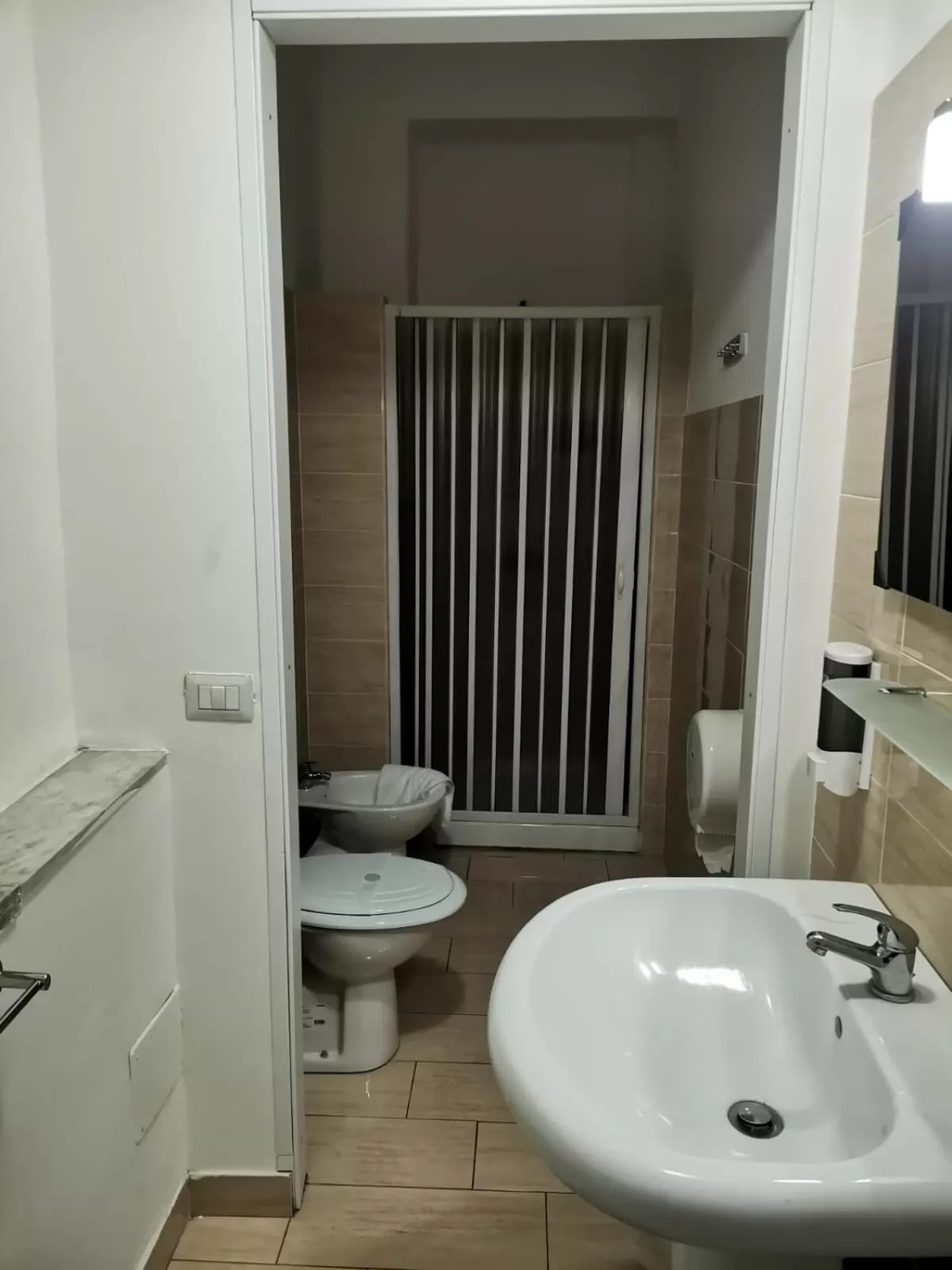 Bathroom in BED&FLY NEAR AIRPORT FONTANAROSSA Navetta gratis h24 reception h24