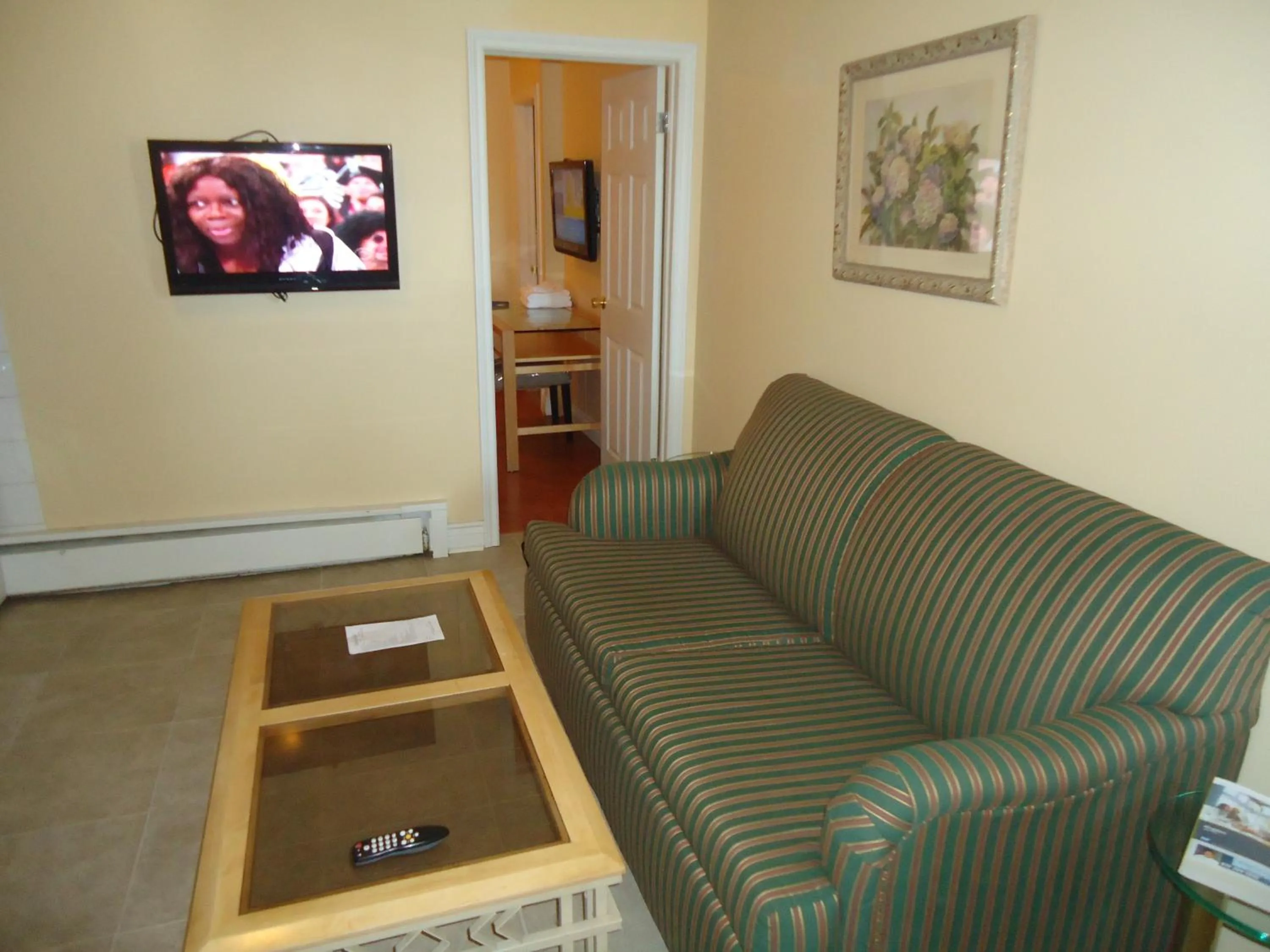 TV and multimedia in Bayside Inn & Waterfront Suites