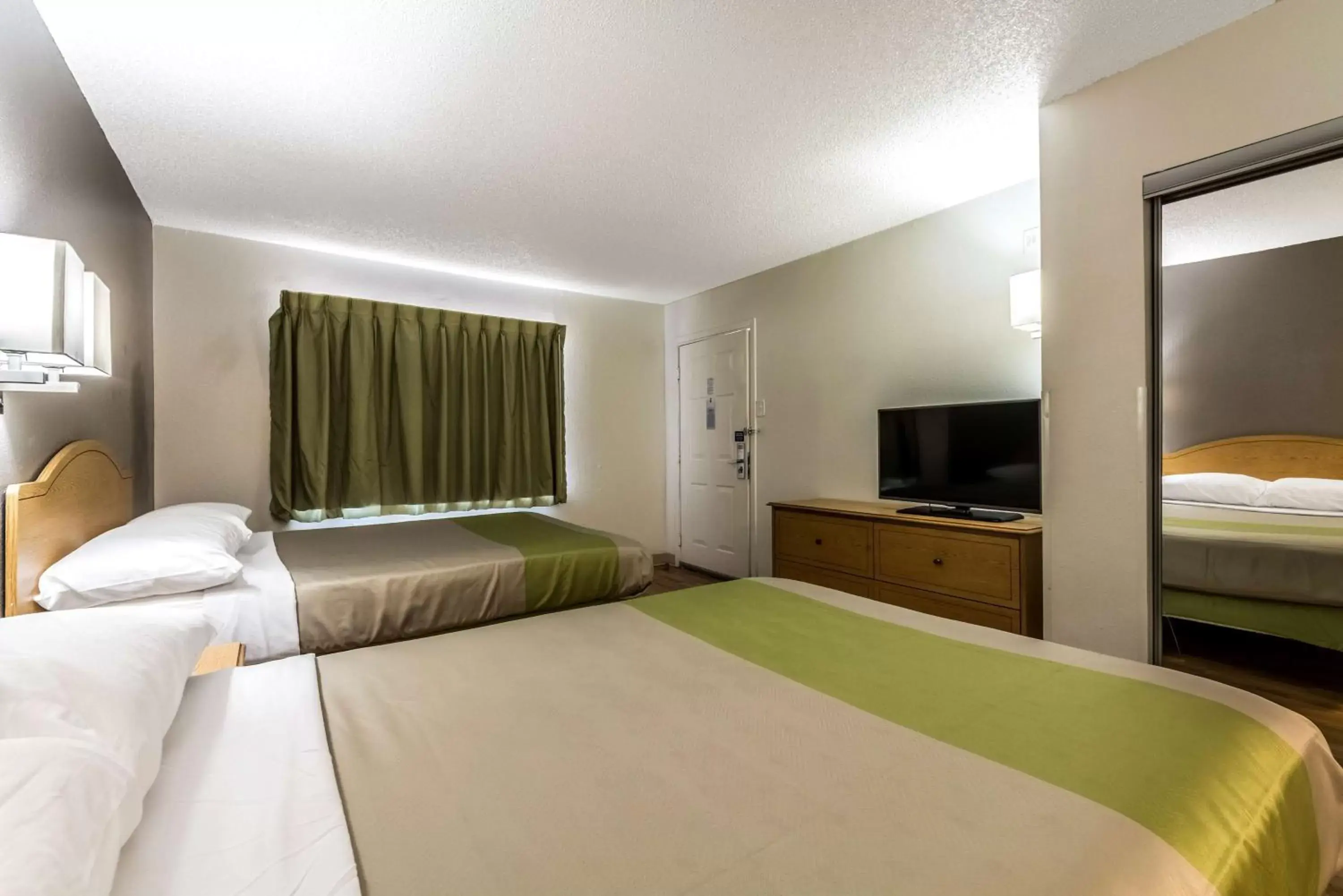 Quadruple Room - single occupancy - Non-Smoking in Studio 6-Dallas, TX - Northwest Quadruple Room - single occupancy - Non-Smoking in Studio 6-Dallas, TX - Northwest