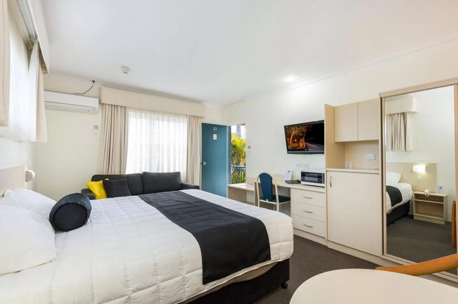 Bed in Comfort Inn All Seasons