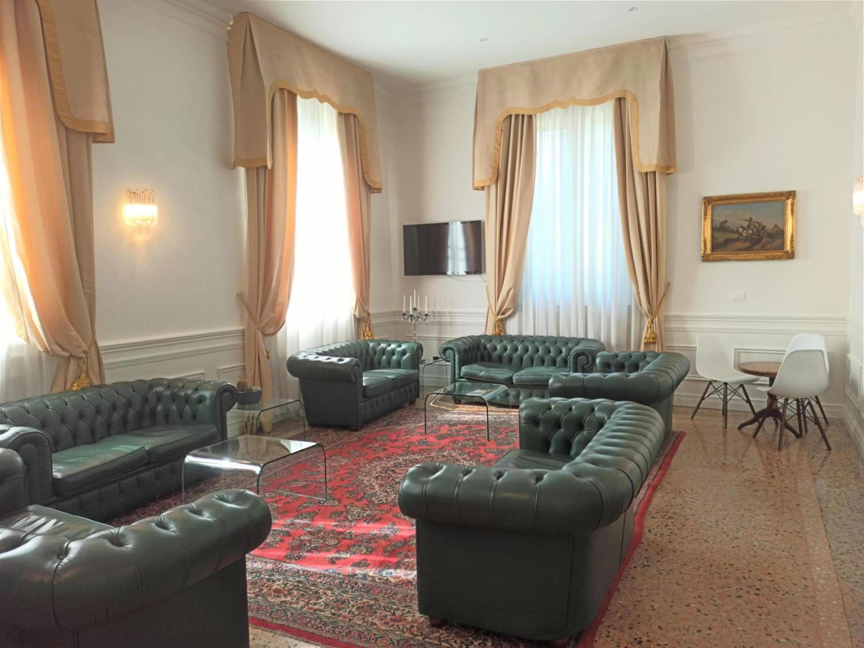Communal lounge/ TV room in Rechigi Park Hotel