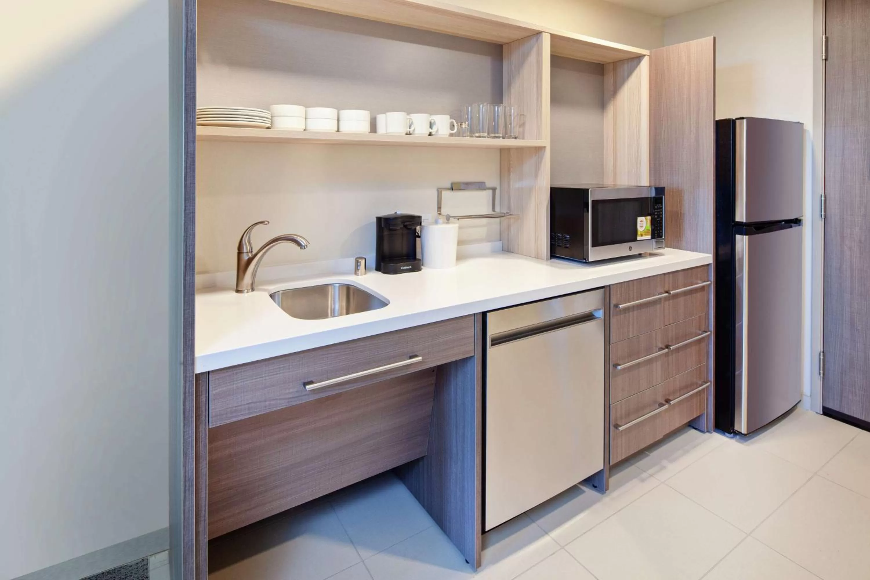 Kitchen or kitchenette in Home2 Suites By Hilton Alameda Oakland Airport