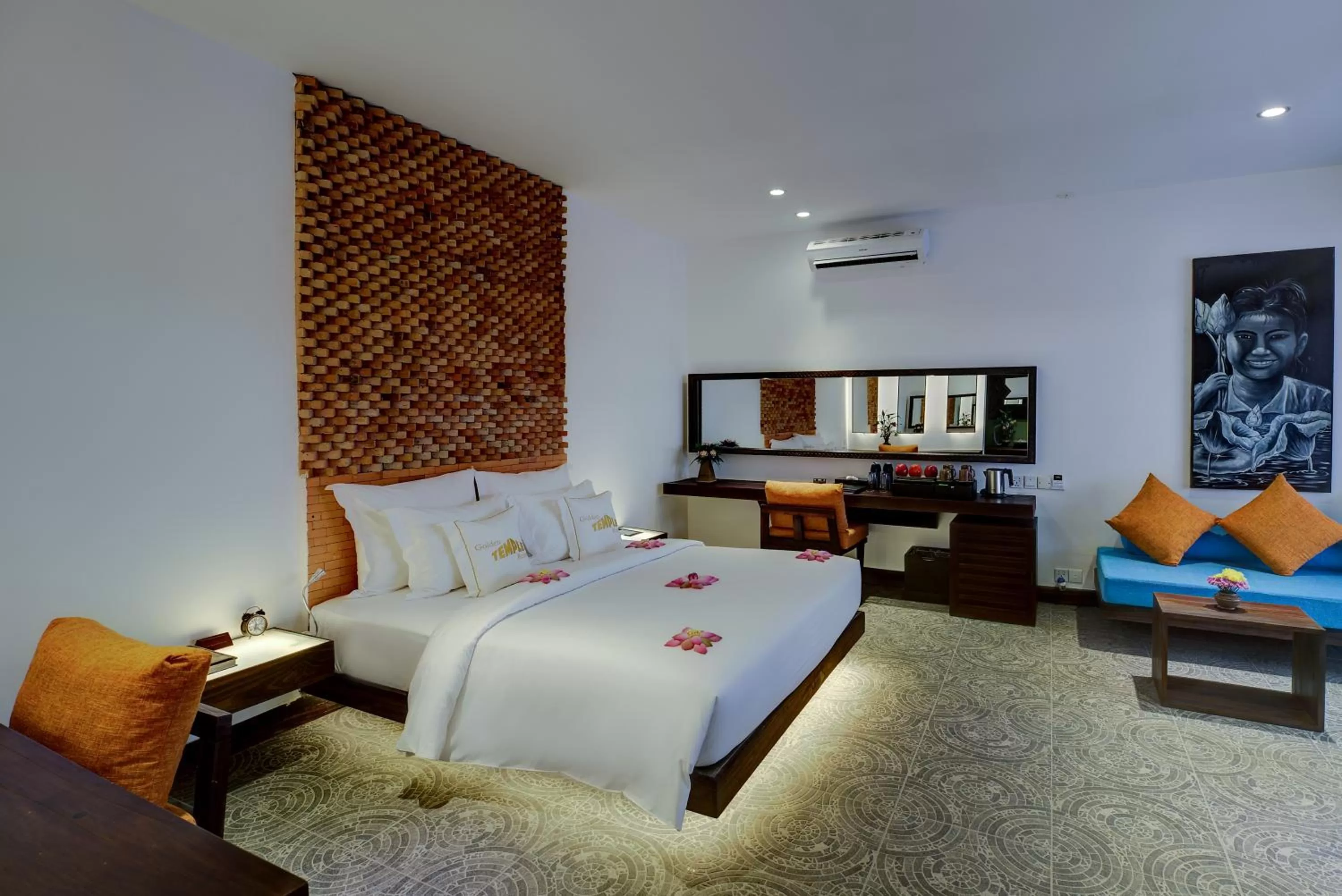 Photo of the whole room, Bed in Golden Temple Retreat