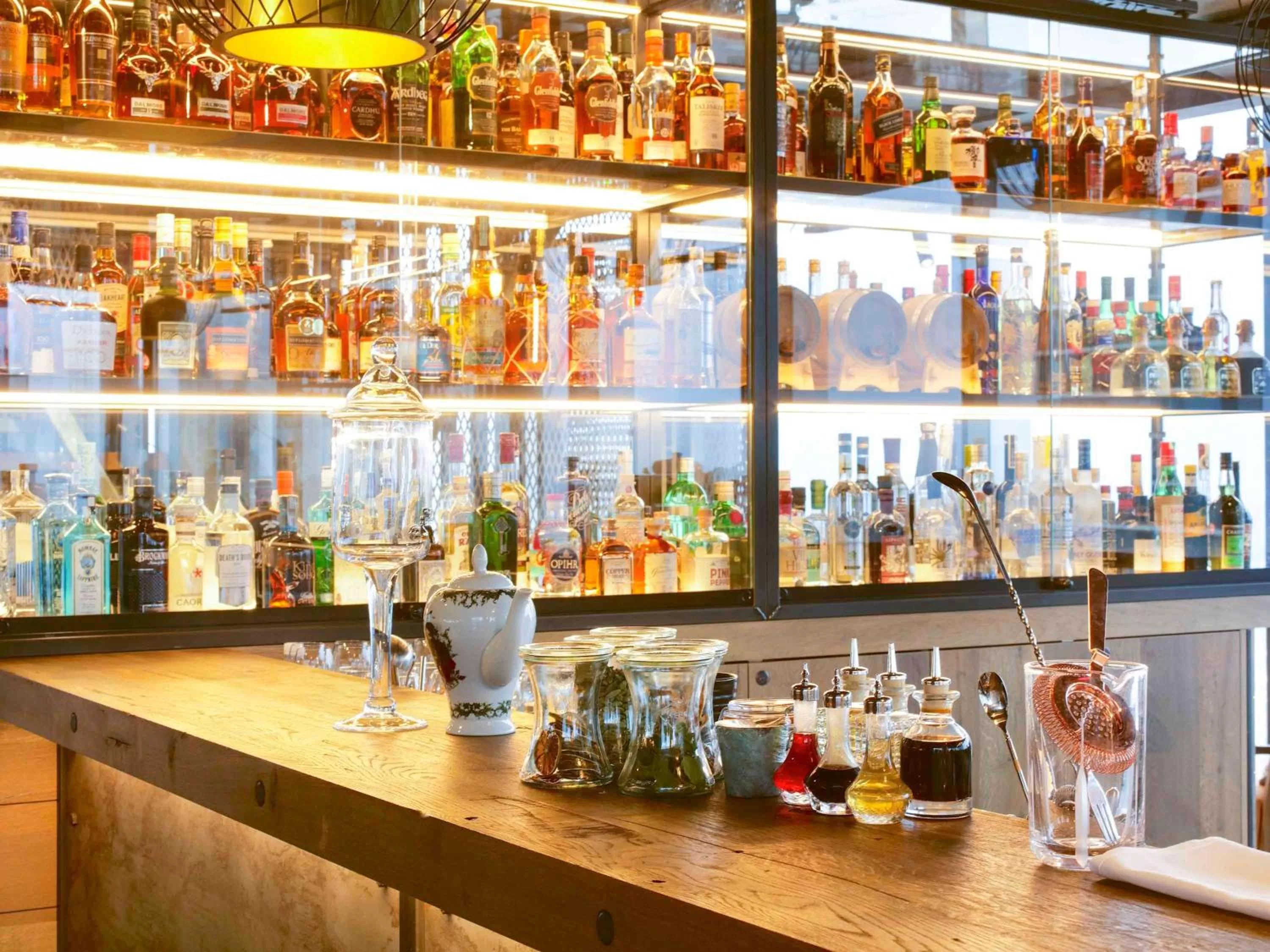 Lounge or bar in Novotel London Canary Wharf