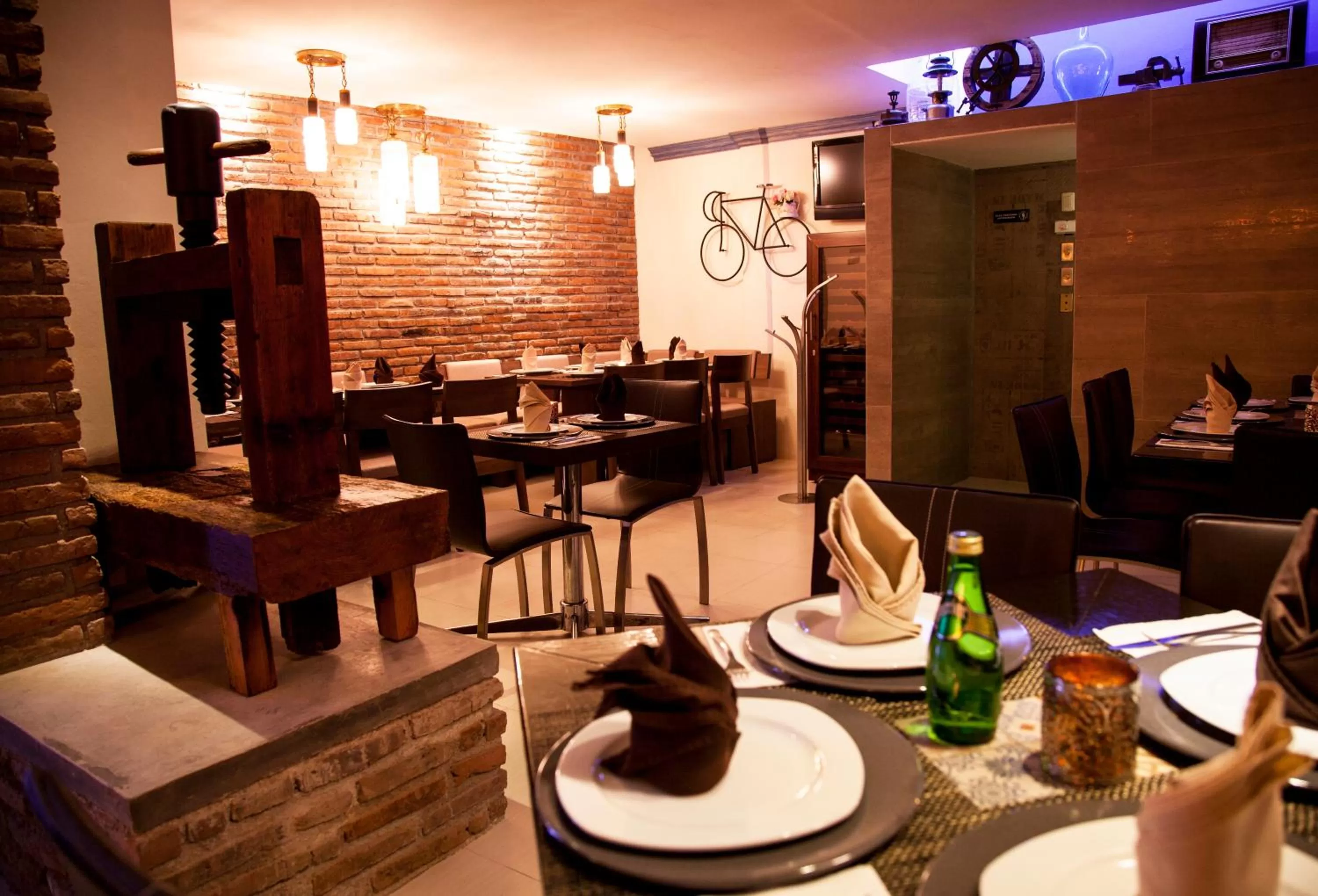 Restaurant/places to eat in Plaza Gallery Hotel Boutique