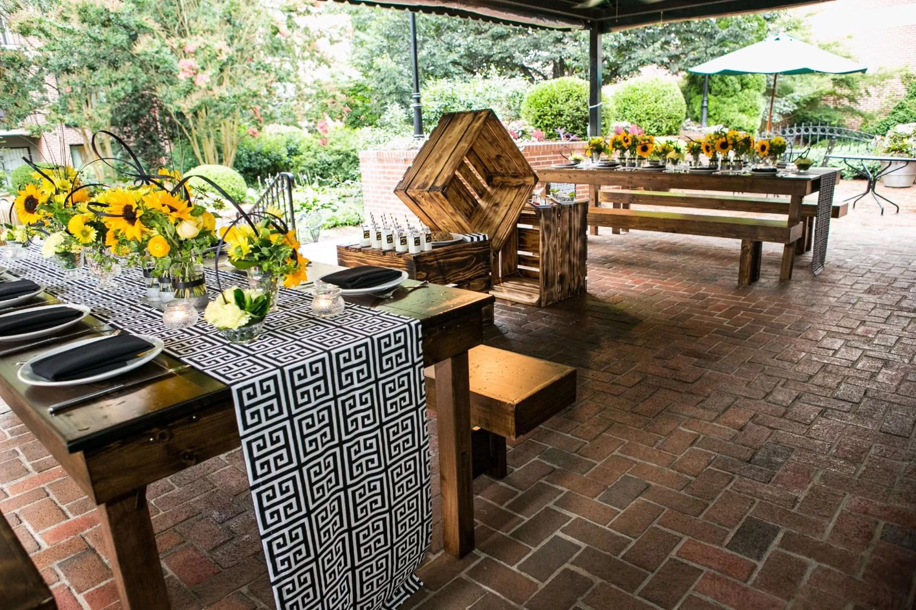 Dining area in DoubleTree by Hilton Biltmore/Asheville