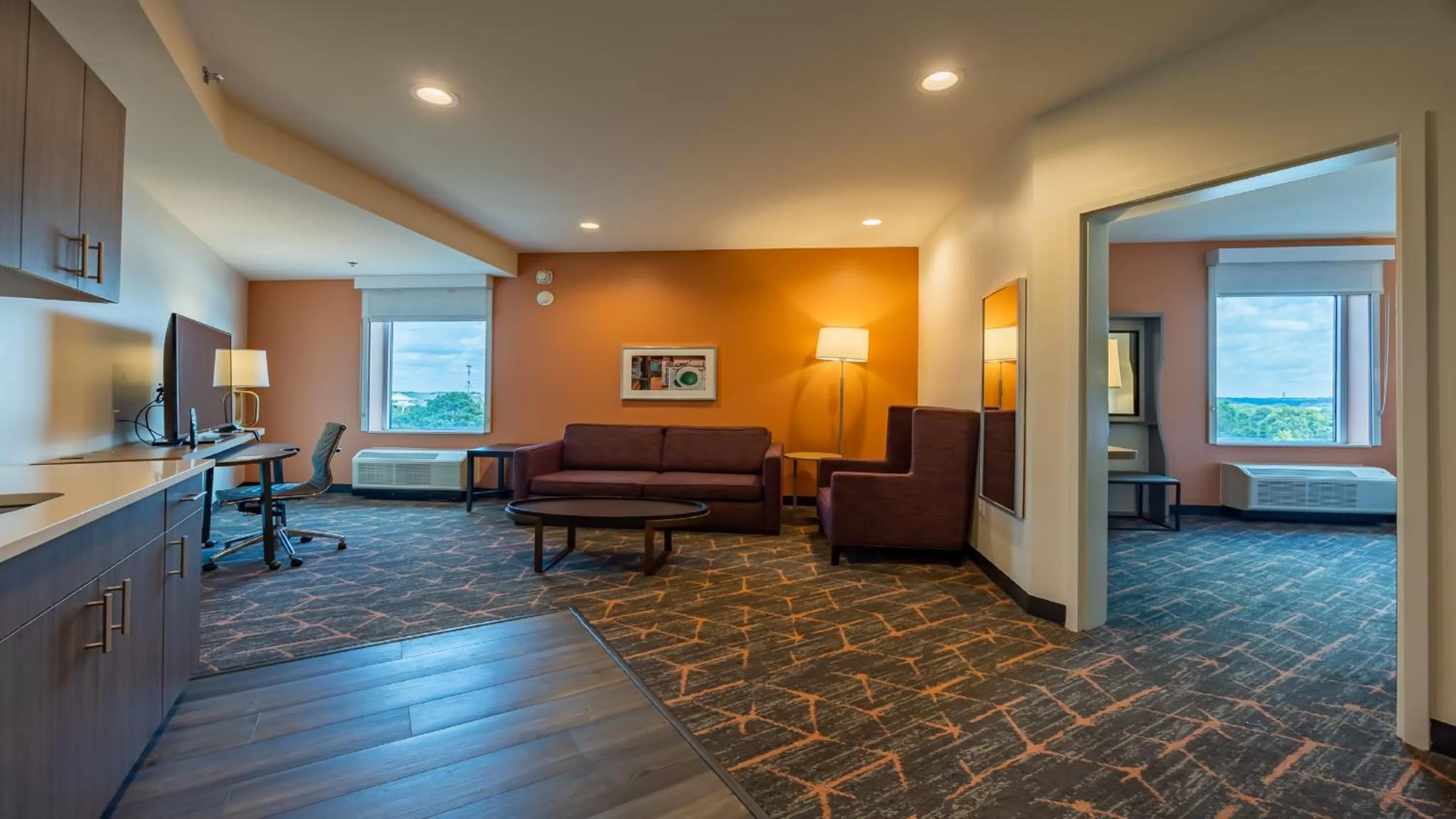 Living room in Courtyard by Marriott Atlanta Dunwoody