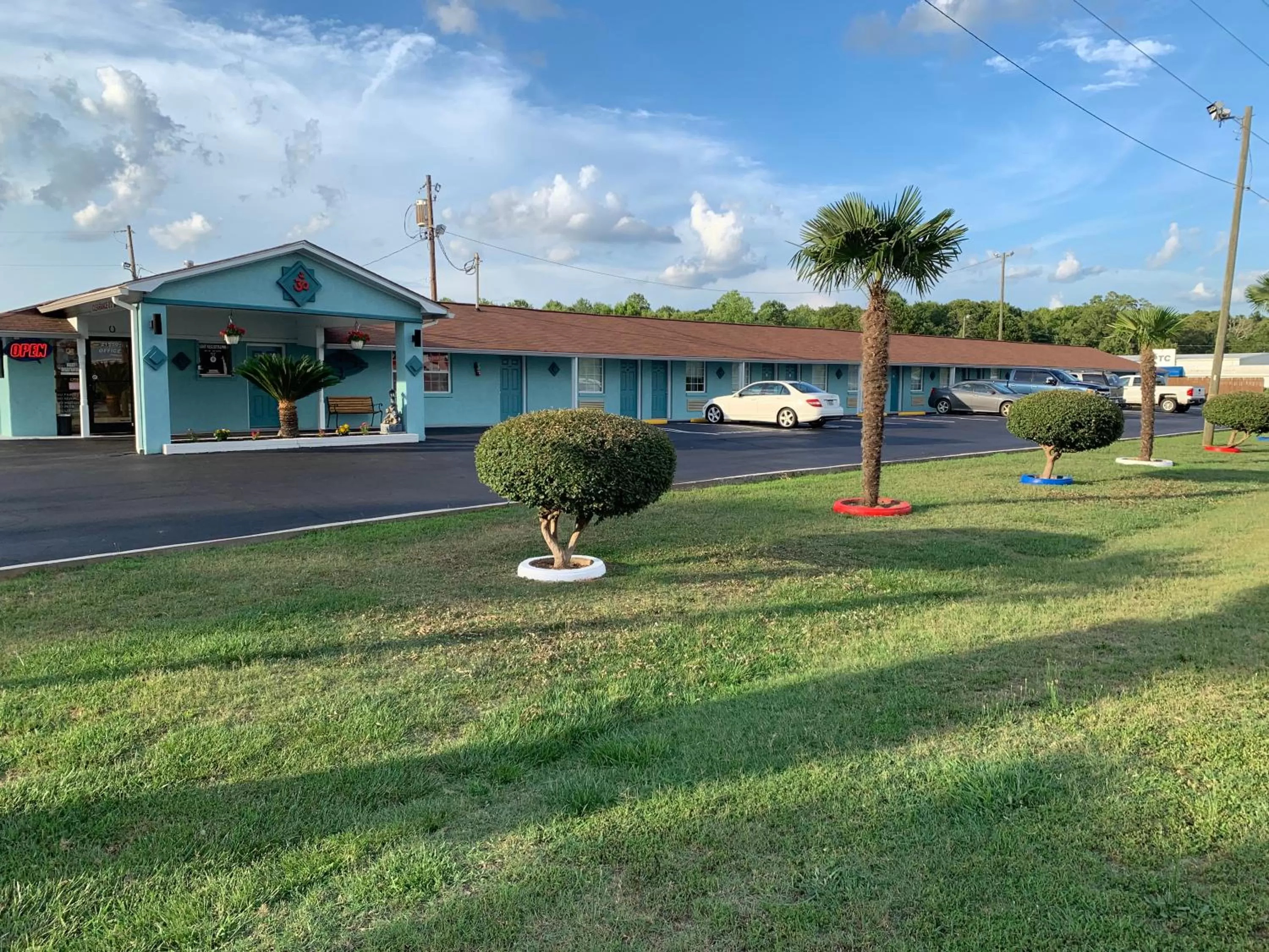 Property Building in Budget Inn - Laurens