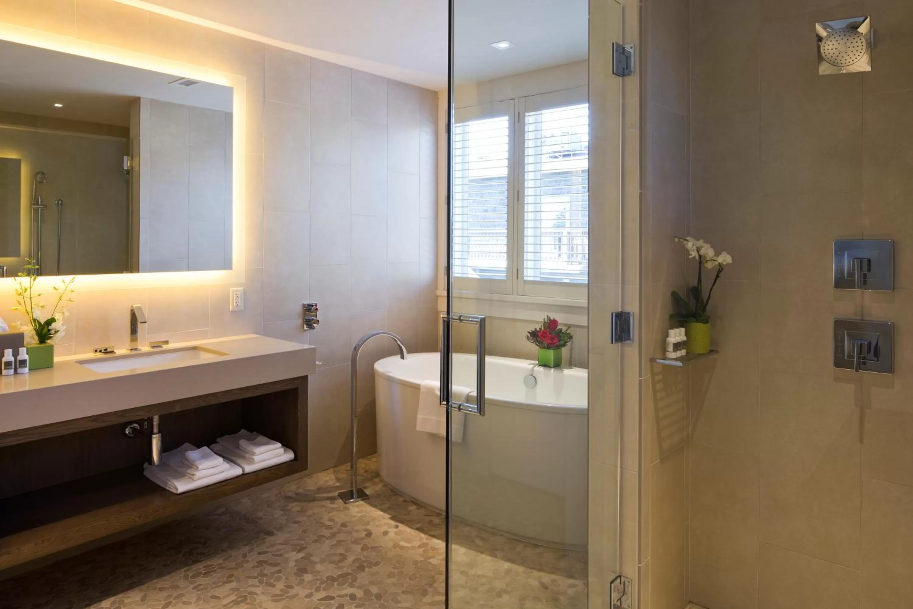 One-Bedroom Suite with King Bed in SENZA Hotel