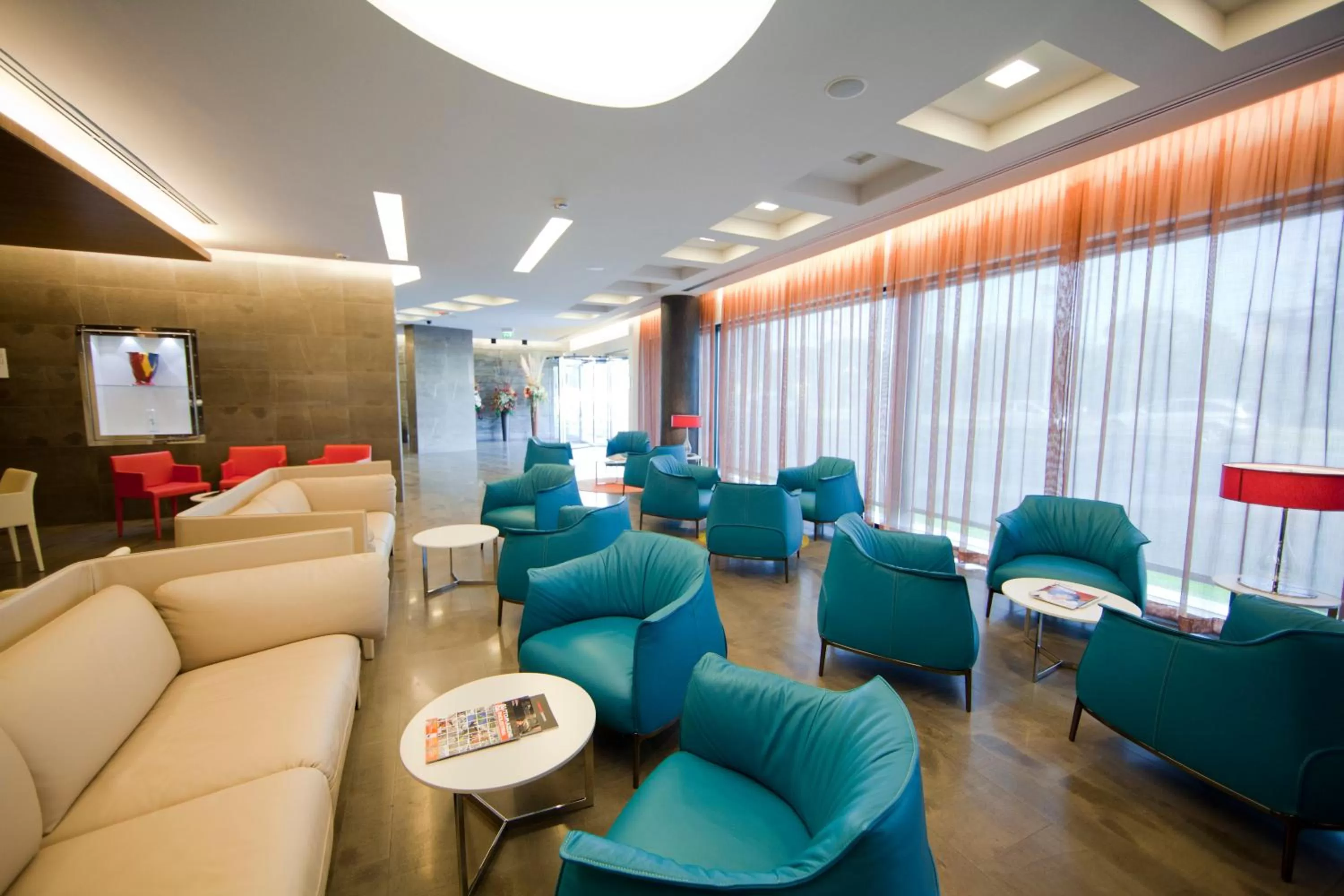 Lounge or bar in Crowne Plaza Verona Fiera by IHG