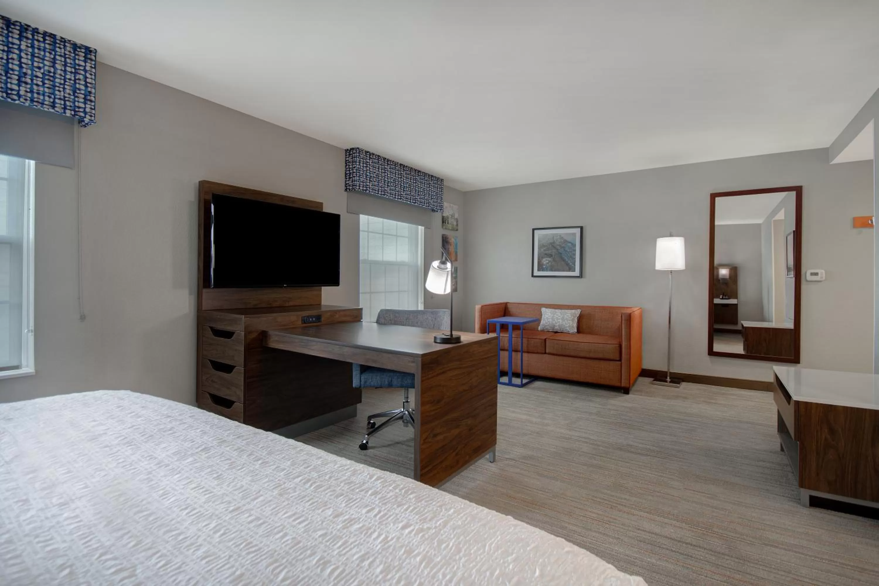 TV and multimedia, Bed in Hampton Inn & Suites Yonkers