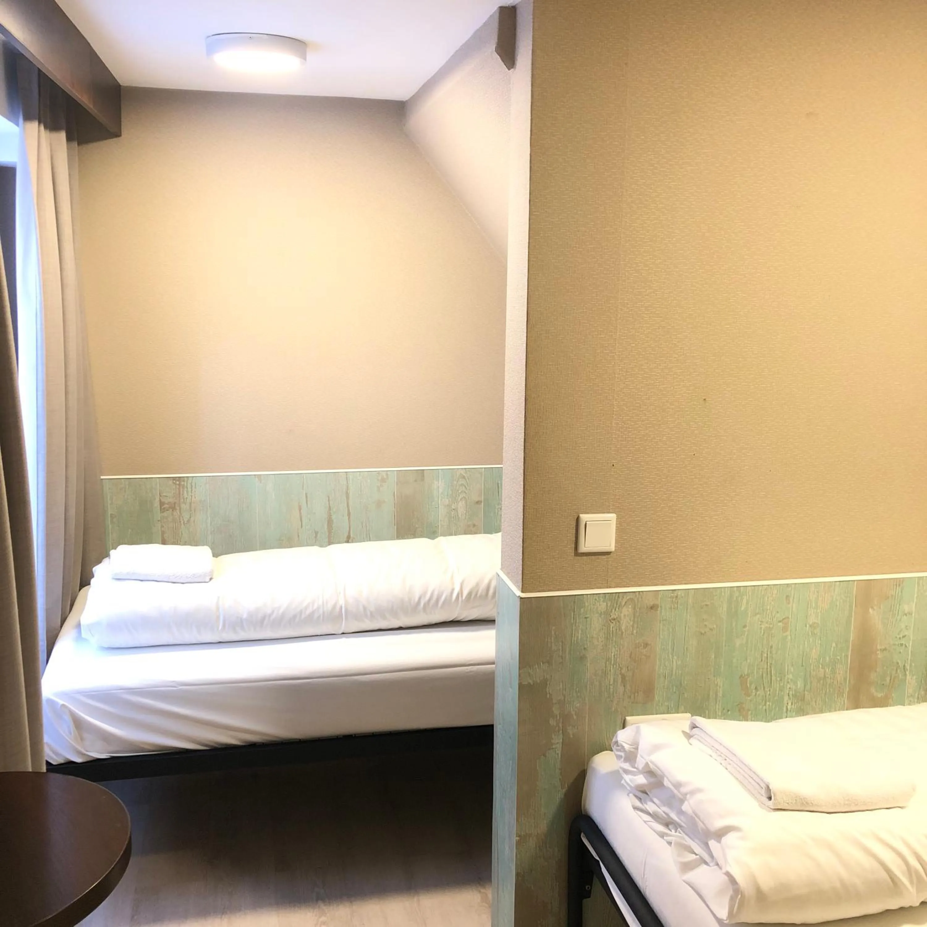 Photo of the whole room, Bed in Hotel Damrak Inn