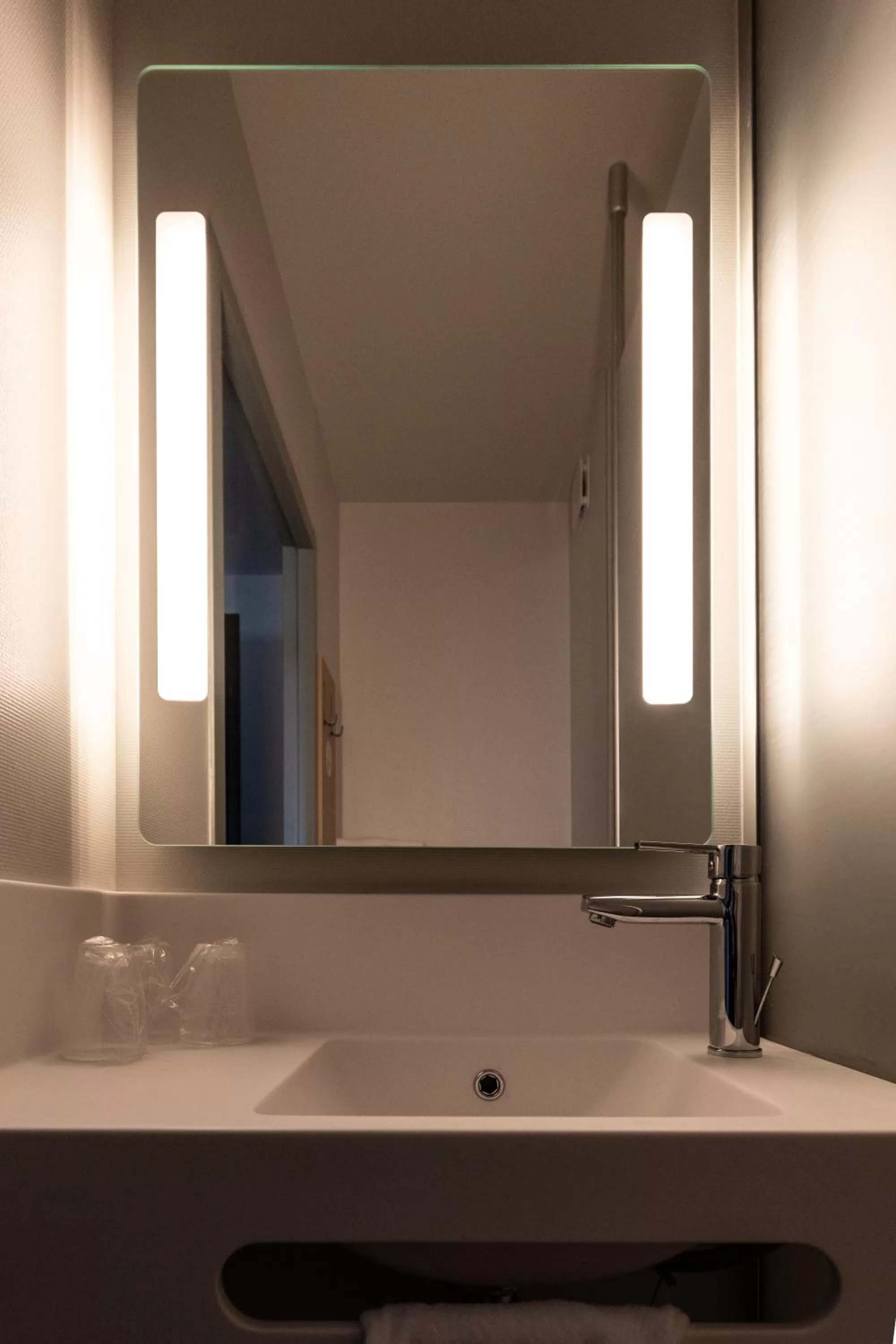 Bathroom in B&B HOTEL Troyes Magasins d'usine