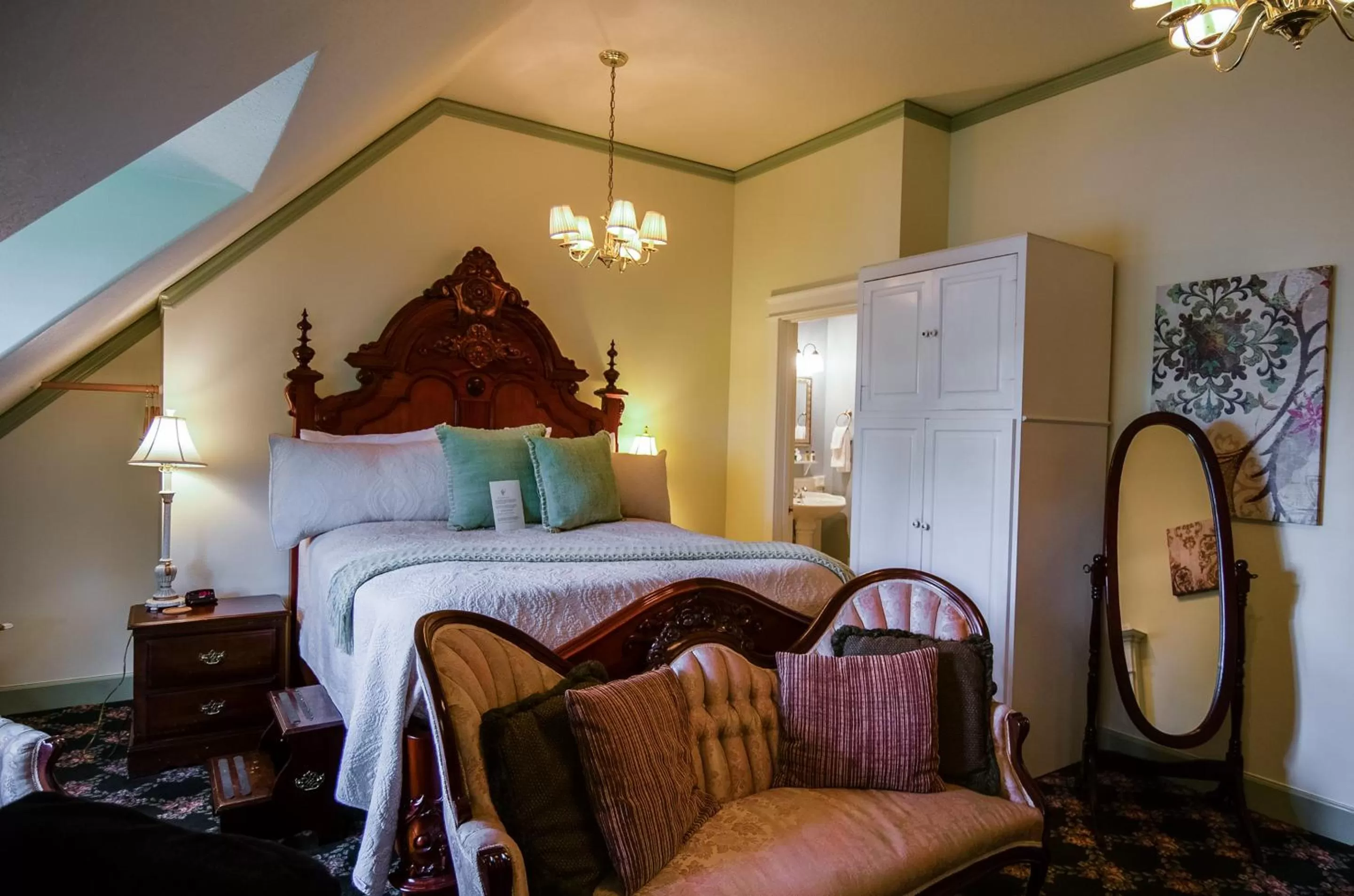 Bed in The Campbell House Inn