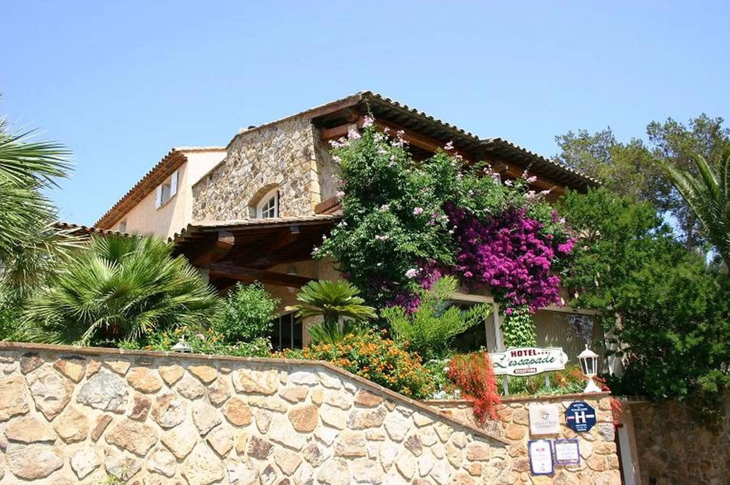 Facade/entrance, Property Building in L' Escapade Hôtel & Restaurant
