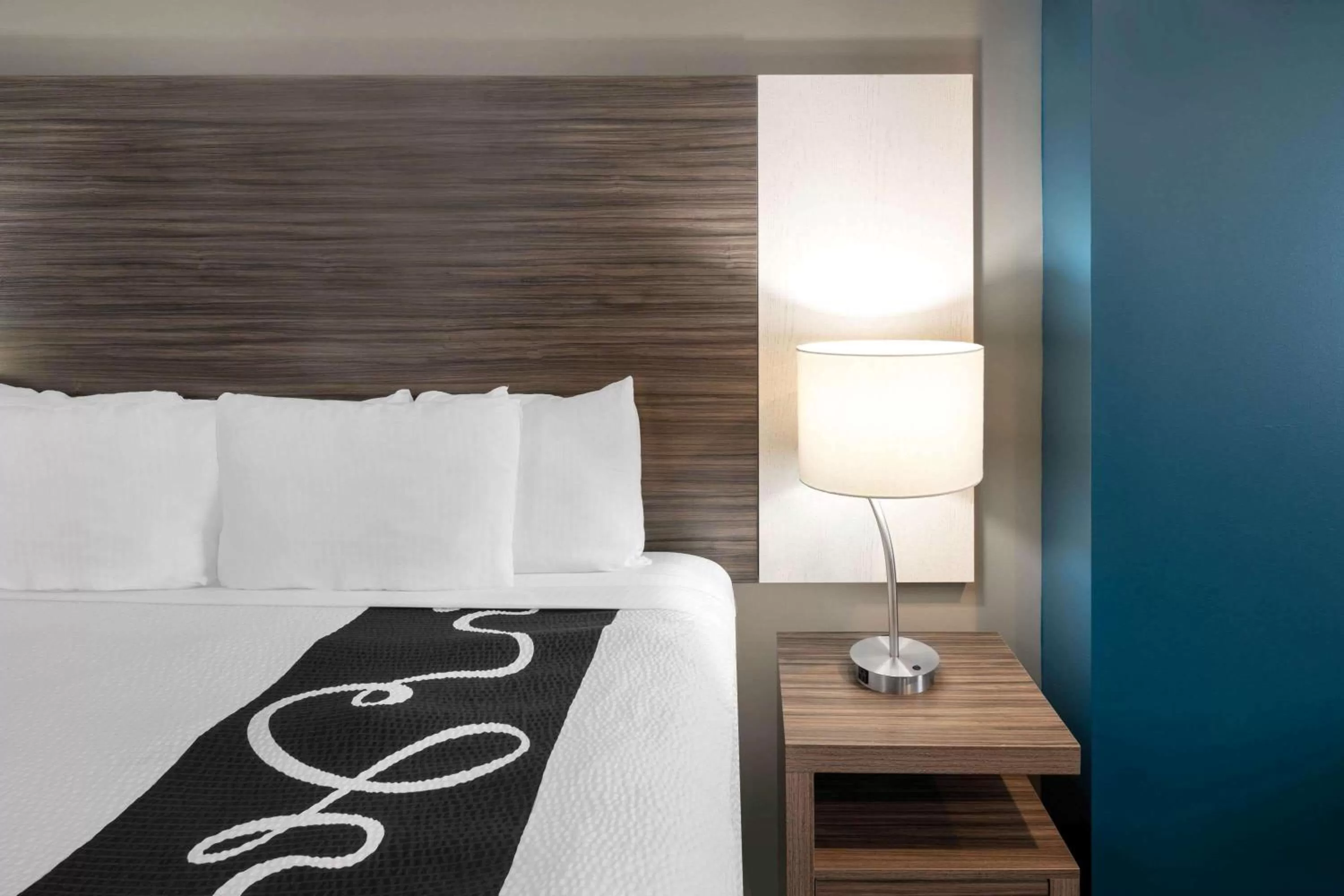 Photo of the whole room, Bed in La Quinta by Wyndham Forsyth