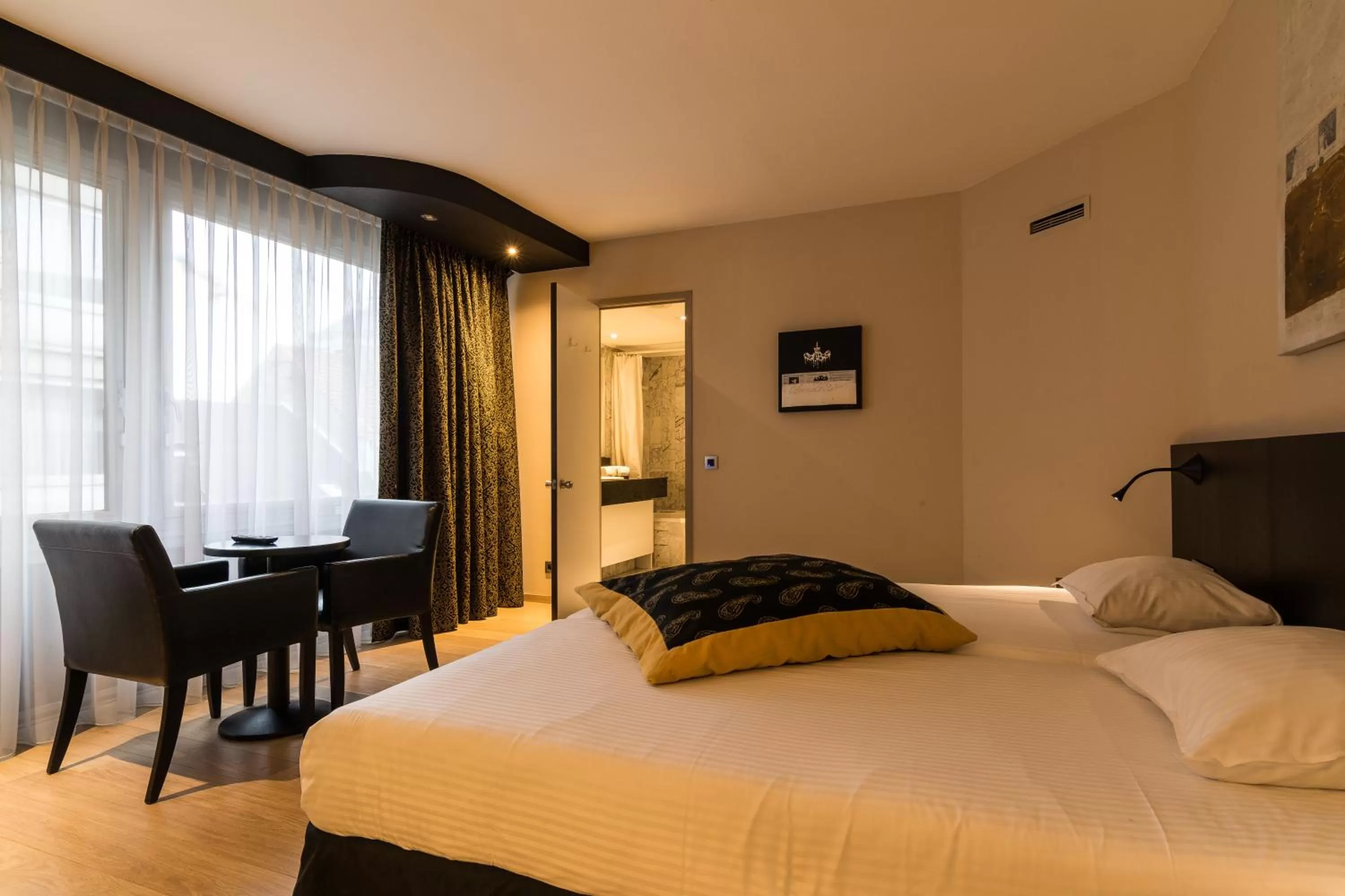 Photo of the whole room, Bed in De Keyser Hotel