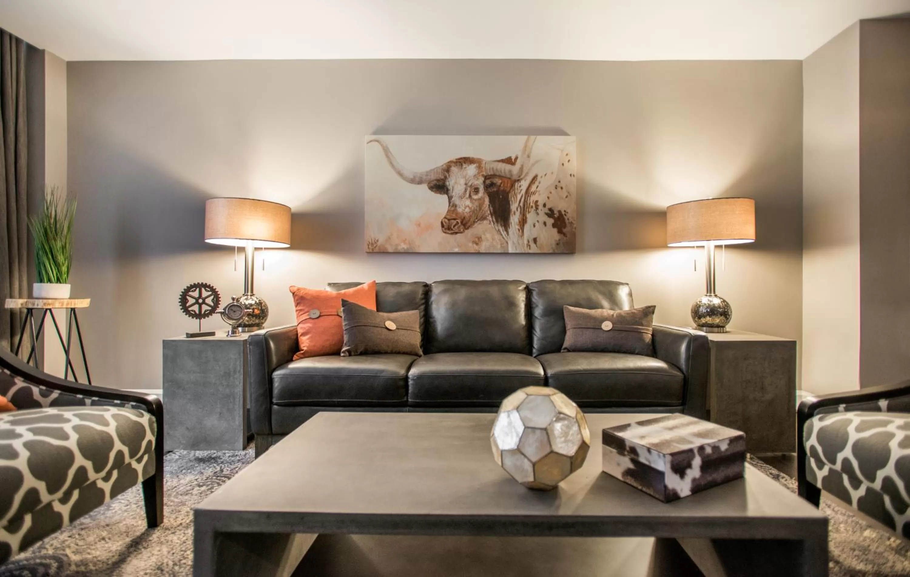 Living room in Magnolia Hotel Omaha