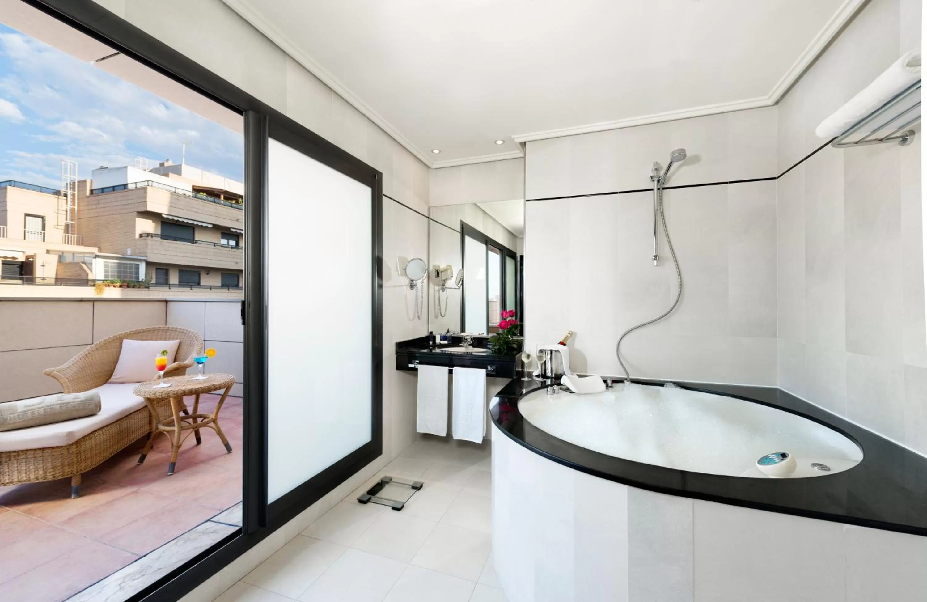 Hot Tub in Hotel Valencia Center