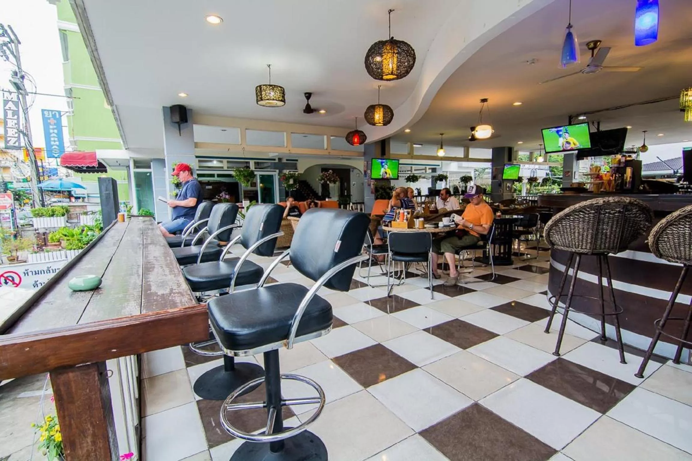 Restaurant/places to eat in Sutus Court 3