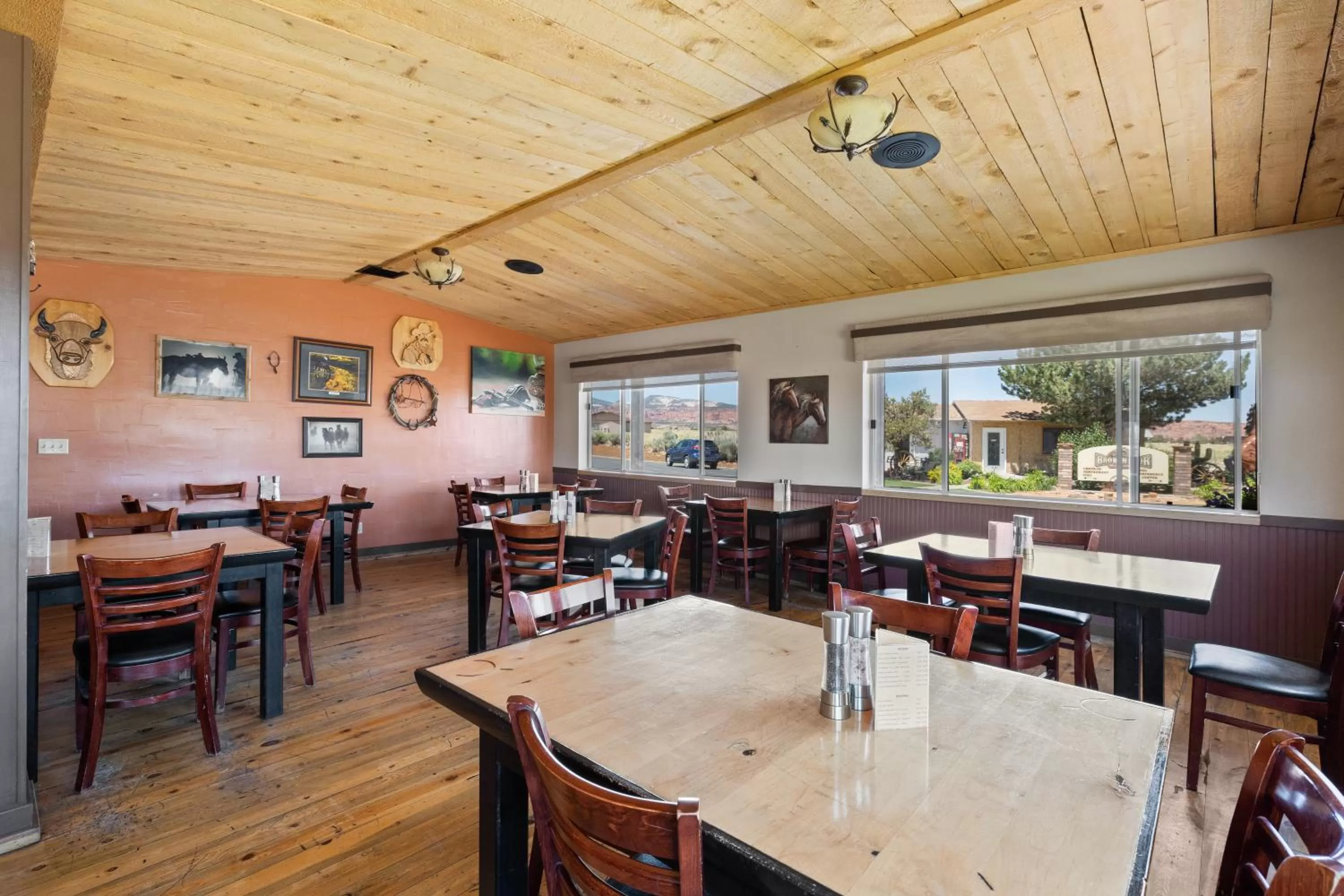 Restaurant/places to eat in Broken Spur Inn & Steakhouse