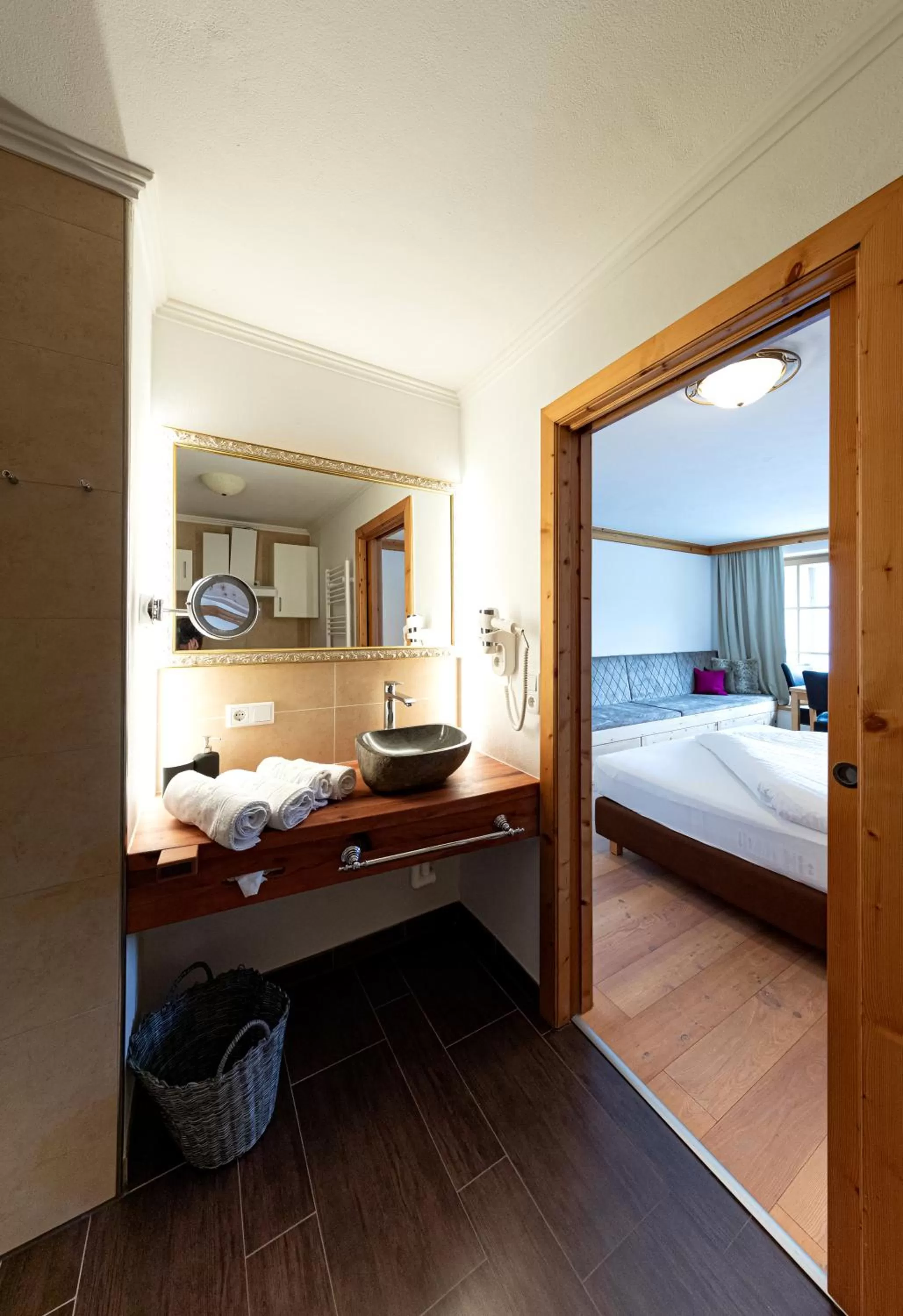 Bathroom, Bed in Hotel und Alpen Apartments mit Sauna - Bürglhöh