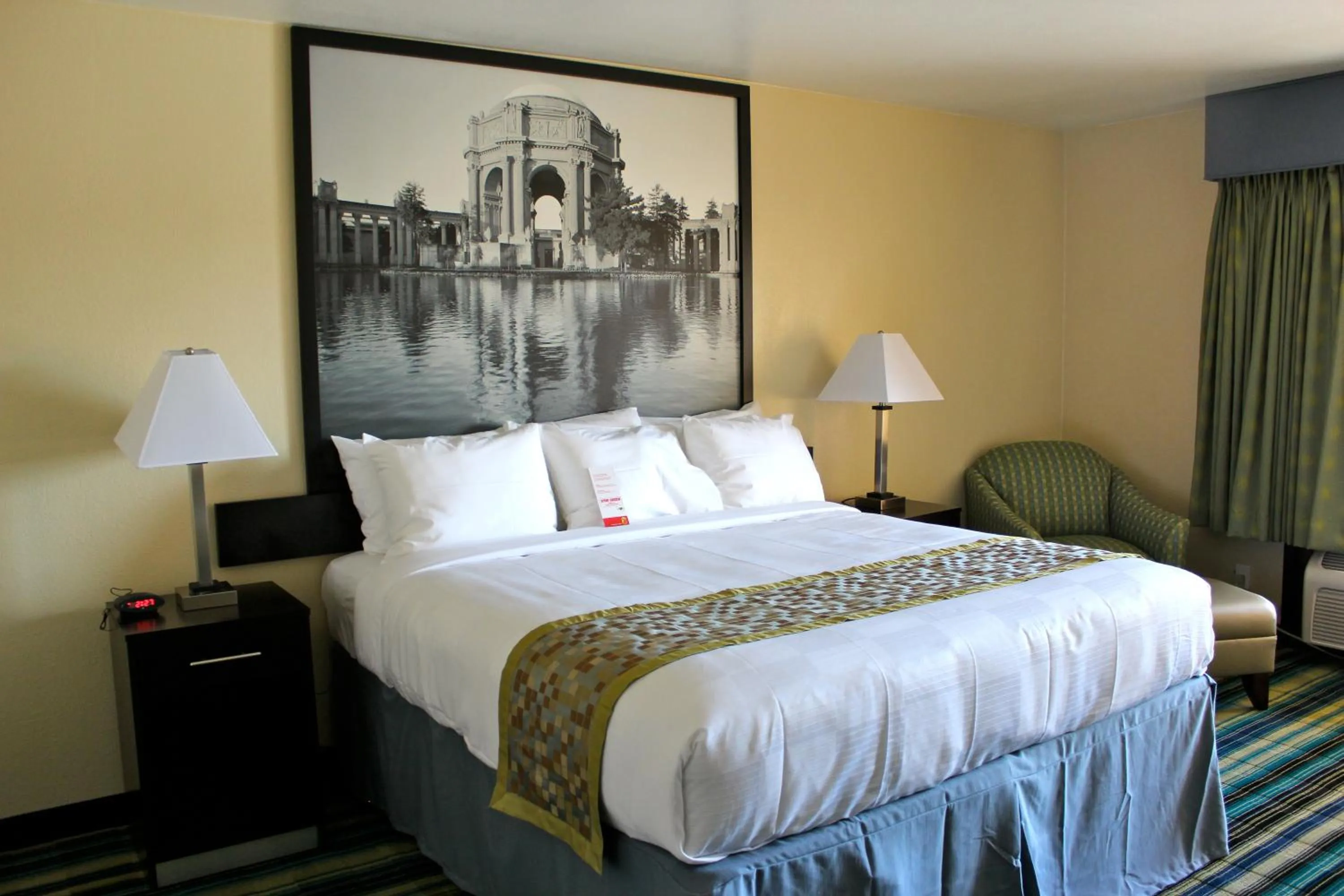 Photo of the whole room in Super 8 by Wyndham Vallejo/Napa Valley