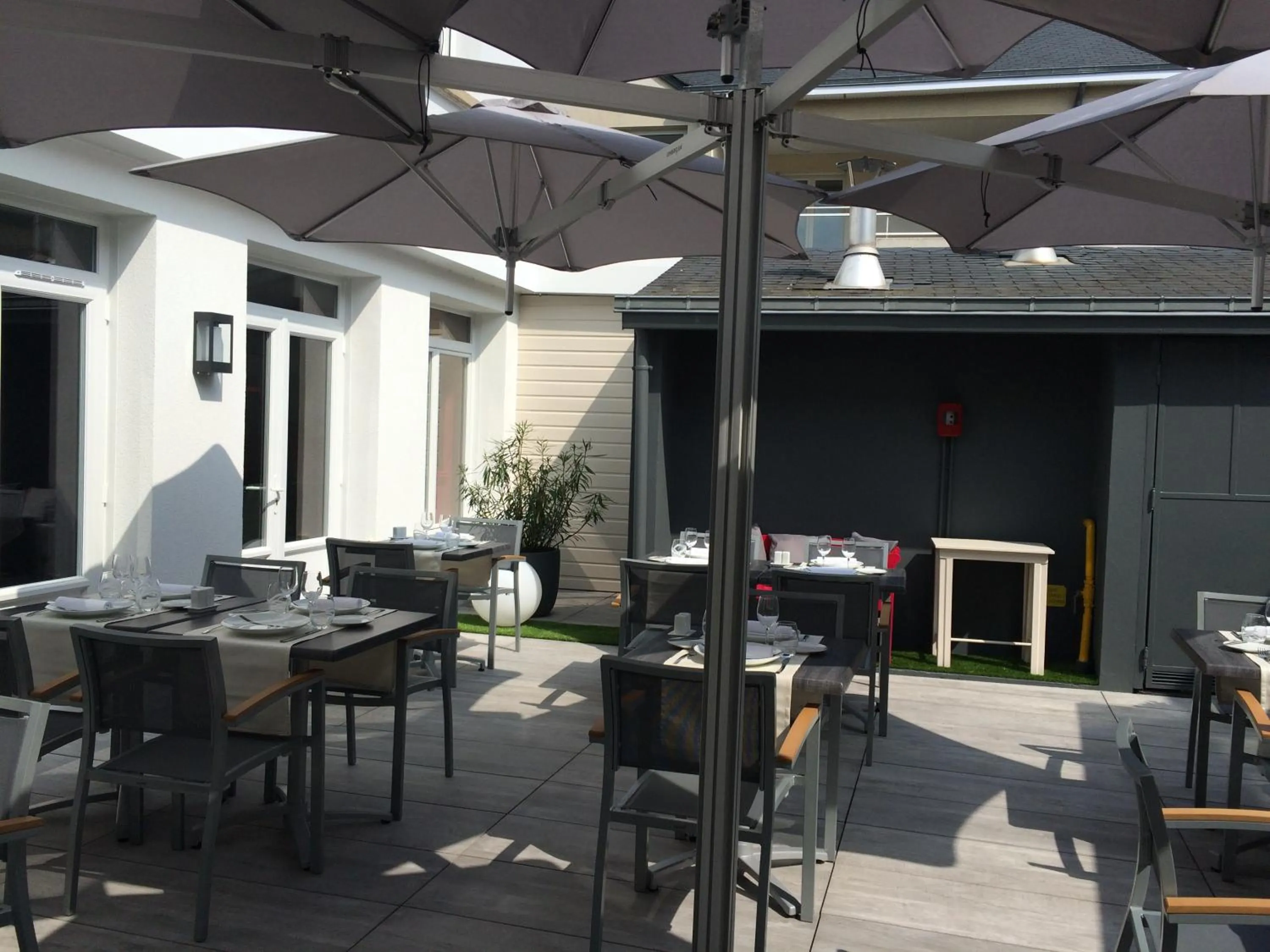 Patio in Logis Hôtel A la Bonne Auberge