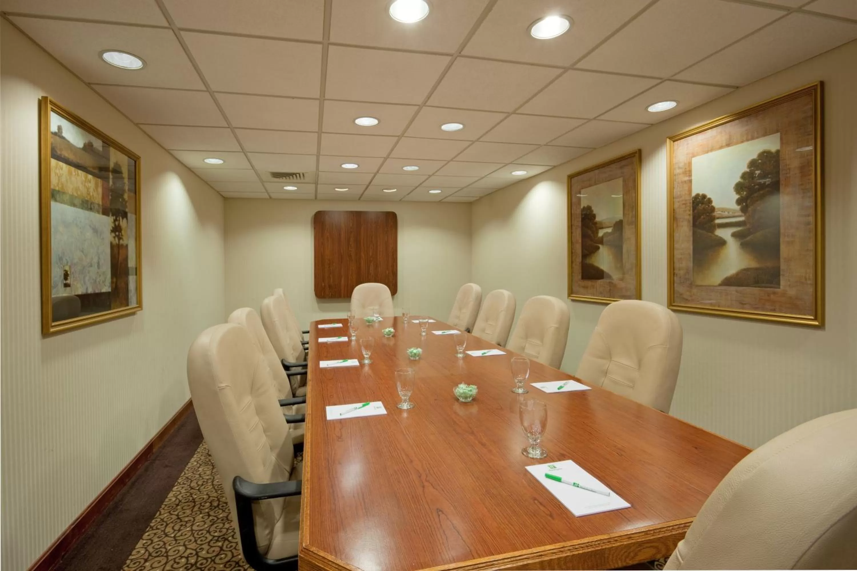 Meeting/conference room in Holiday Inn Portsmouth by IHG
