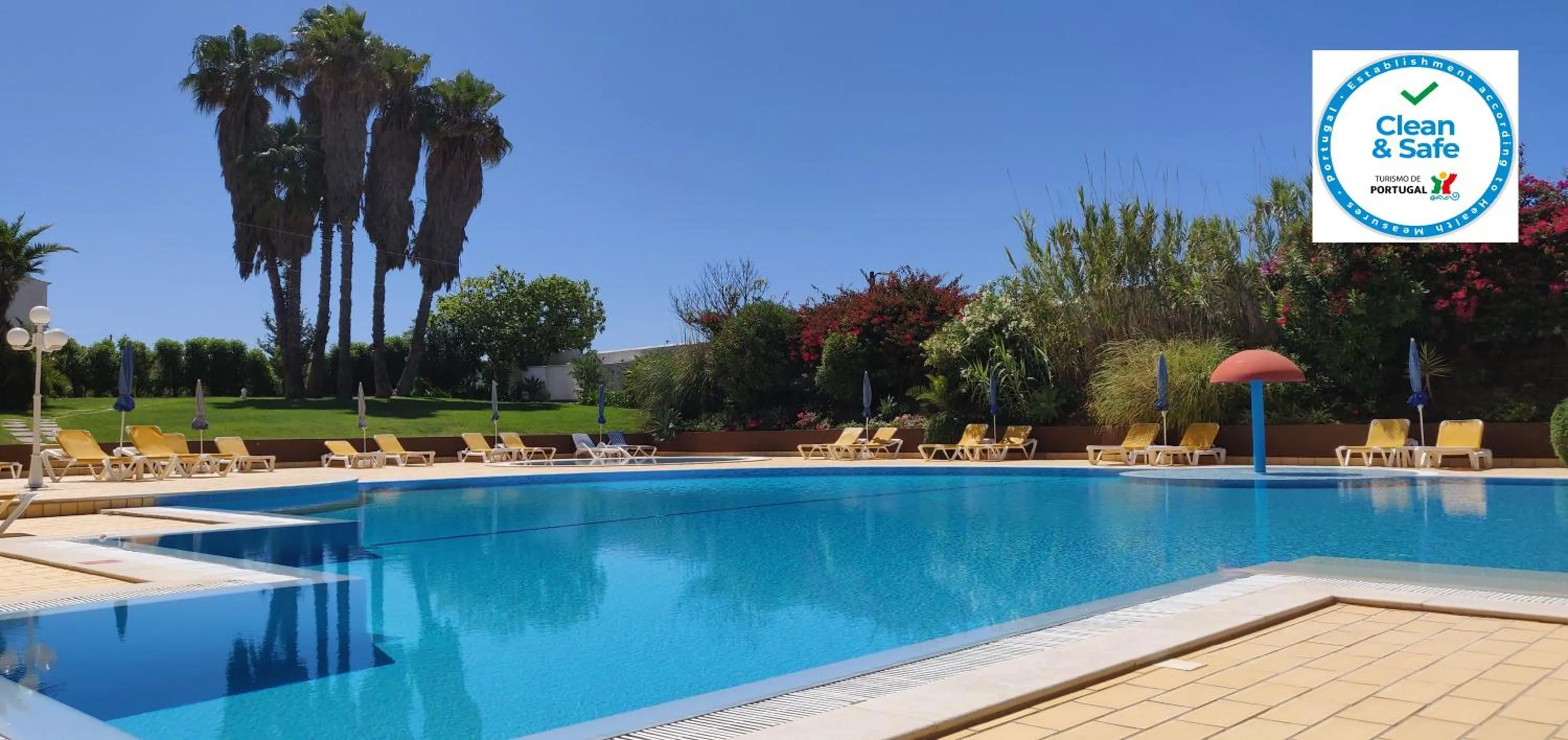 Swimming pool in Hotel Luar